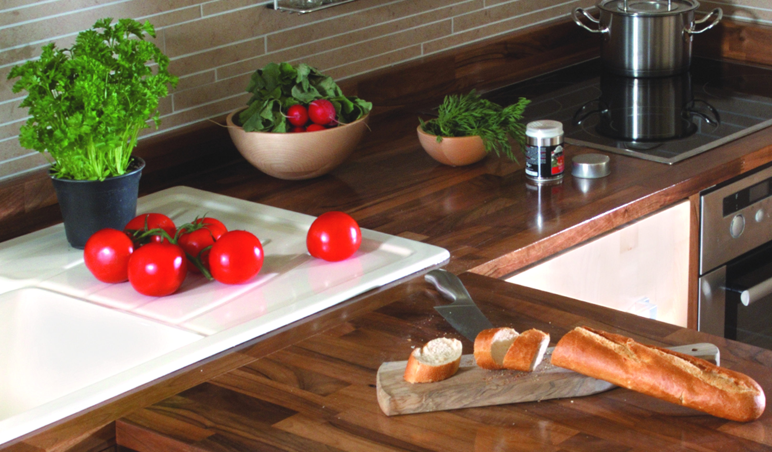 Det er ikke alltid så mye som skal til. Gi kjøkkenbenken et strøk olje før visningen - kanskje er det det lille ekstra som skal til. (Foto: Osmo)