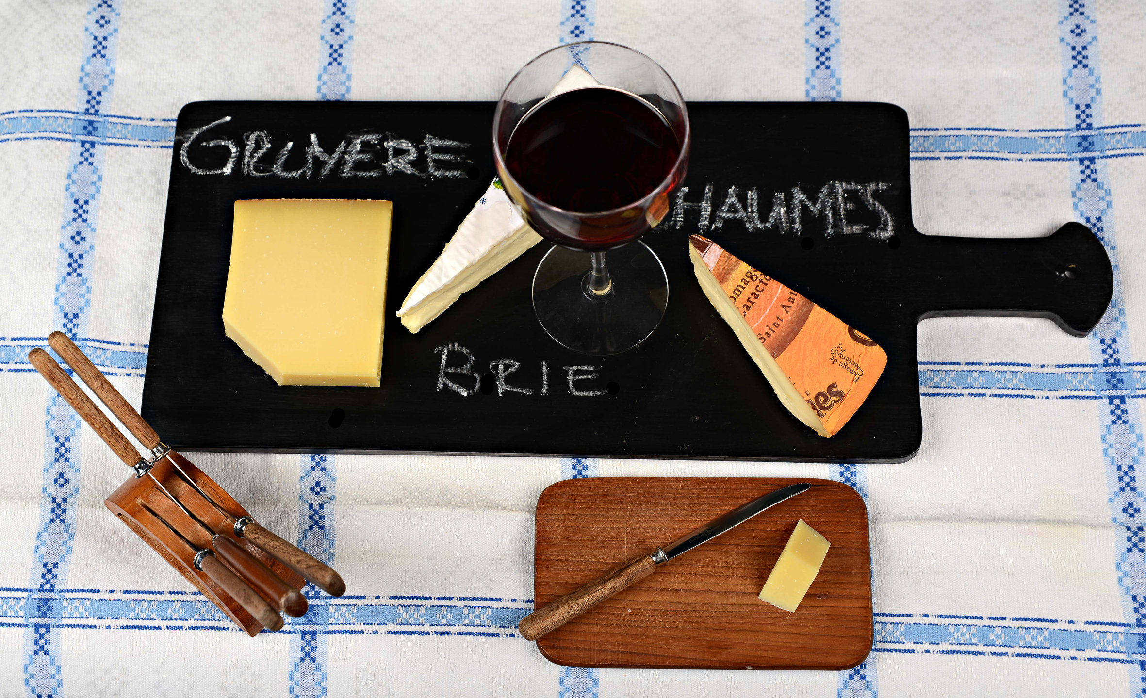 OSTEFAT: Enten du serverer ulike oster, kaker eller annet, kan gjestene få veiledning på et brett med tavlemaling. (Foto: Chera Westman/ifi.no)