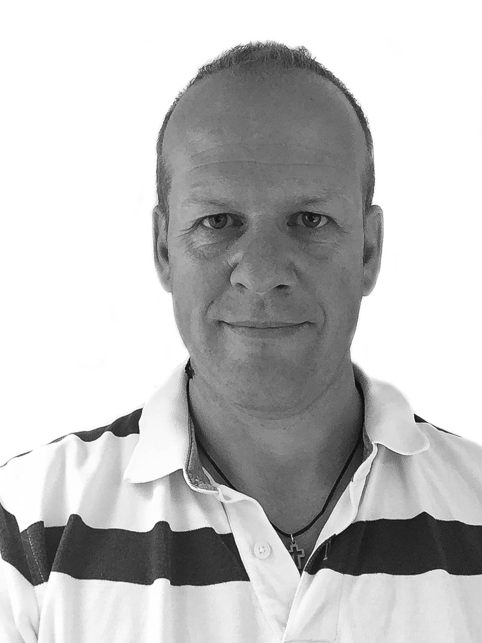 &Oslash;yvind Langelandsvik fra RBI Interi&oslash;r forklarer at tregulvet kan krympe p&aring; grunn av den t&oslash;rre luften. &ndash; Dette kan skape glip i skj&oslash;tene og kuv i borgene, sier han.