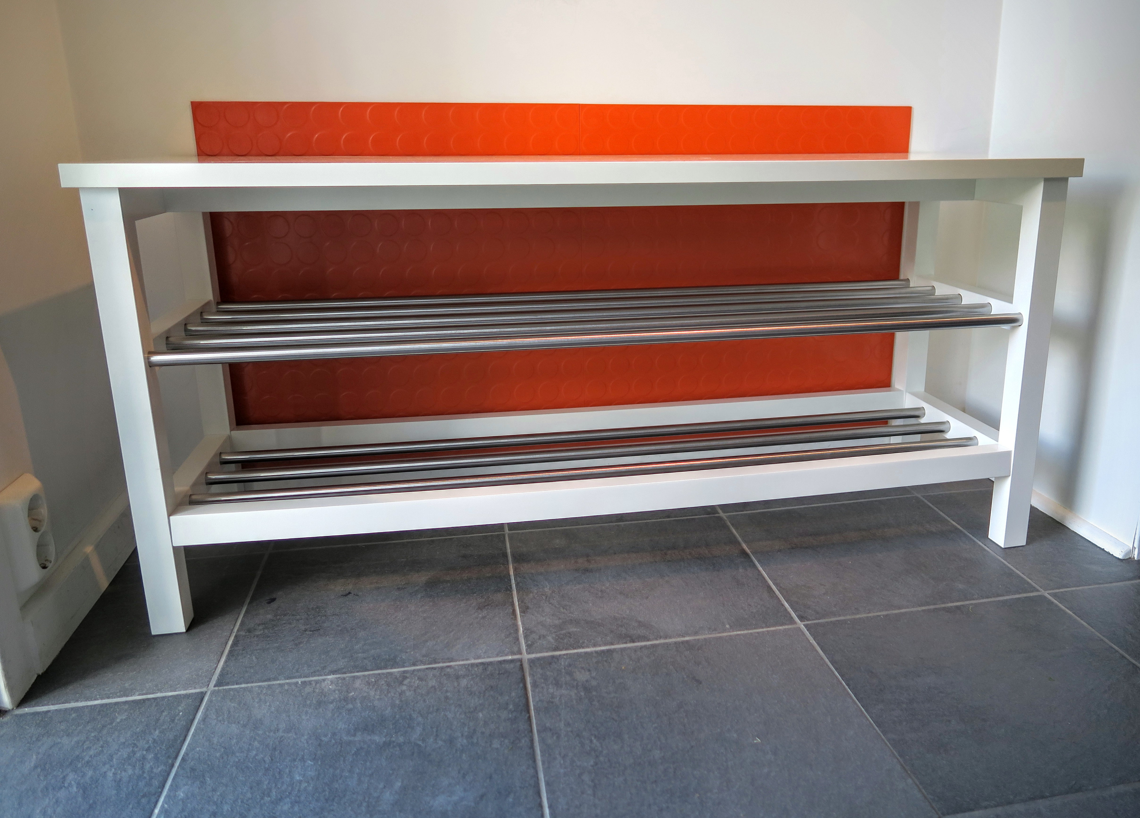 Skohyllen har fått besøk av to oransje gummifliser fra Polyflor Nordic. Motivasjonseksperter mener oransje vil få oss til å 