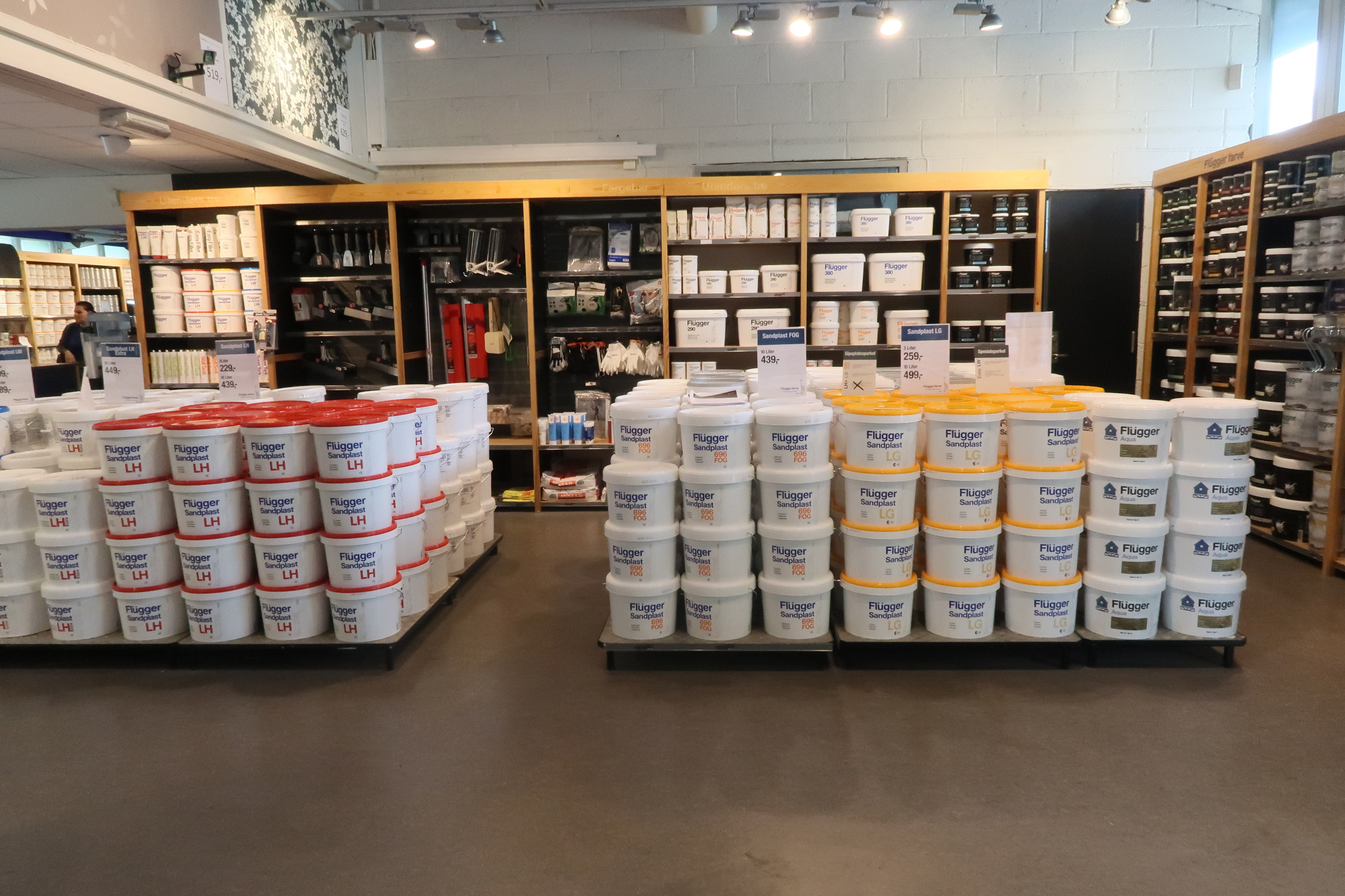 Ryddig butikk hos Flügger