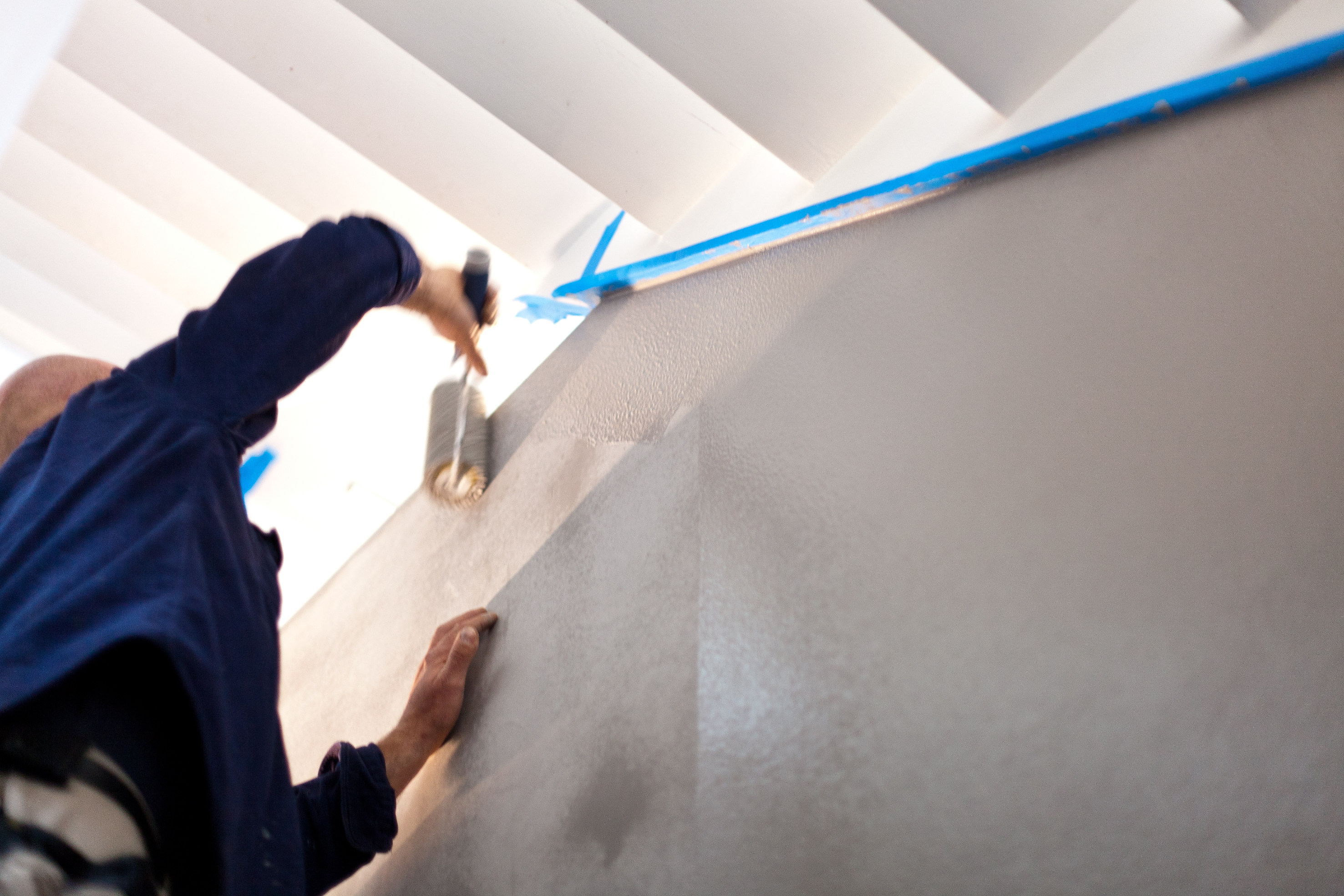 Béton Ciré lager millimetertynne sjikt. Sparkelen påføres med strukturrull og sparkelbrett eller kun med sparkelbrett