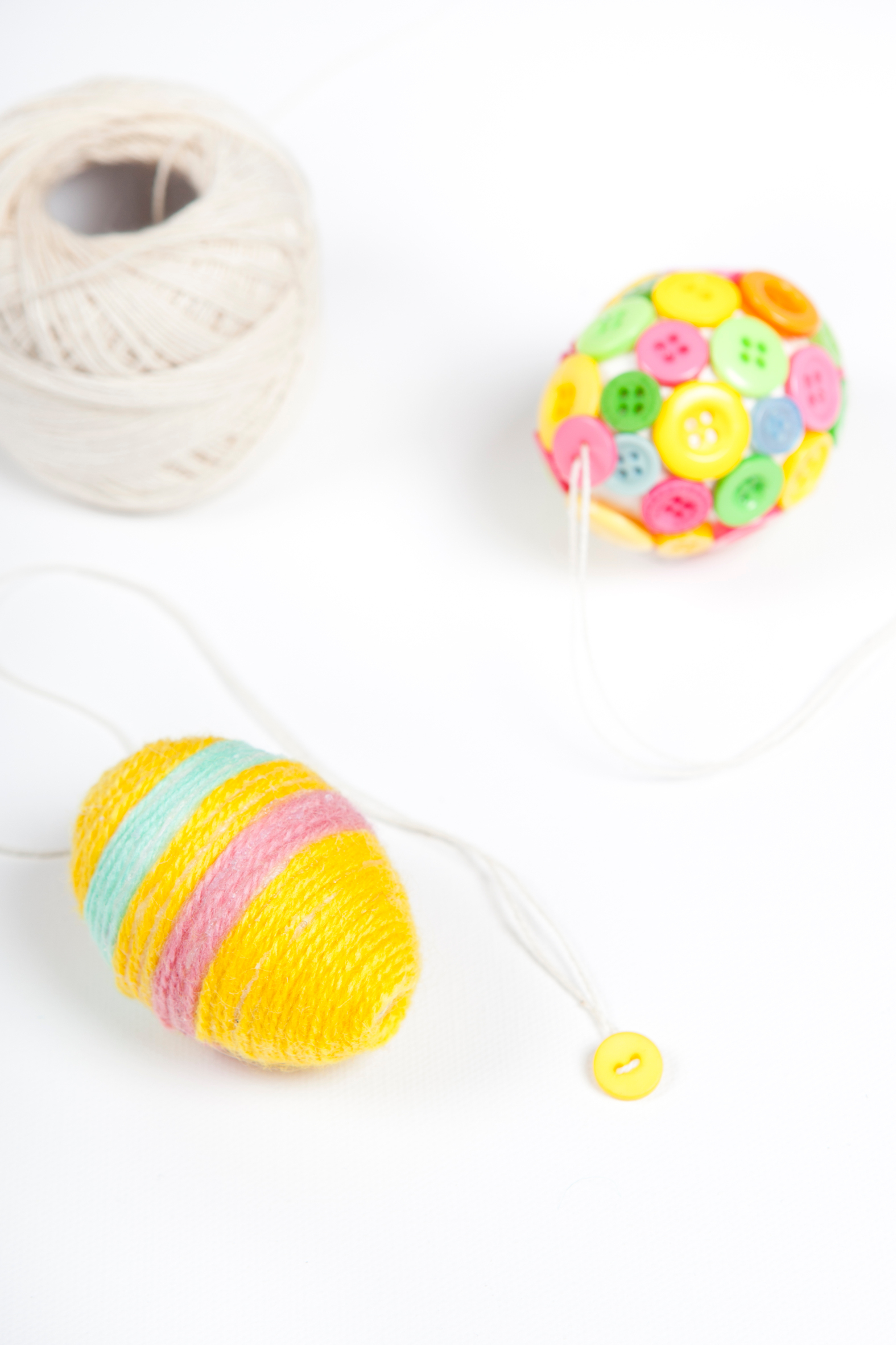 Har du ikke knapper eller garn, kan du finne noe annet å pynte eggene med.