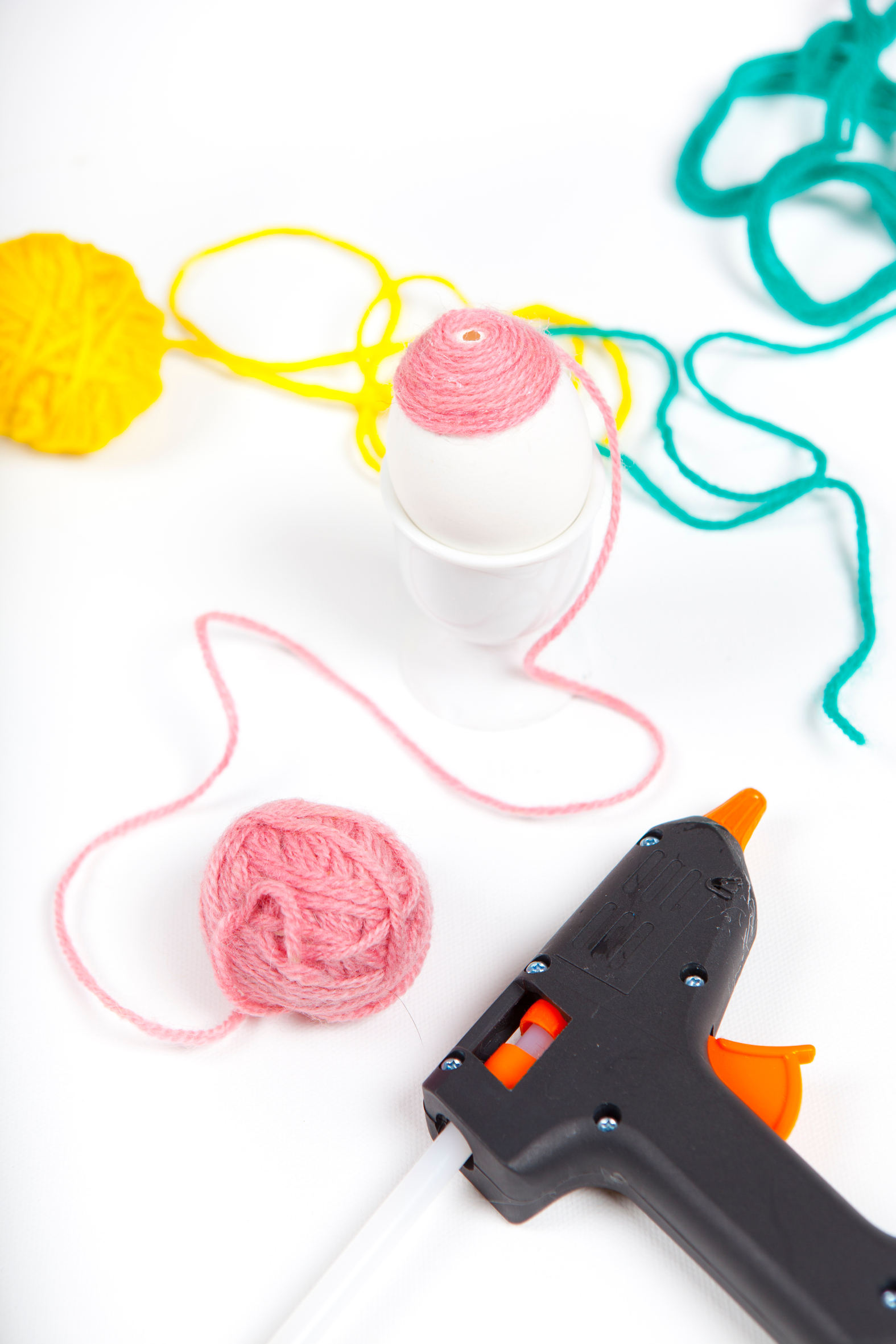 Påfør limet på egget, og fest deretter garnet.