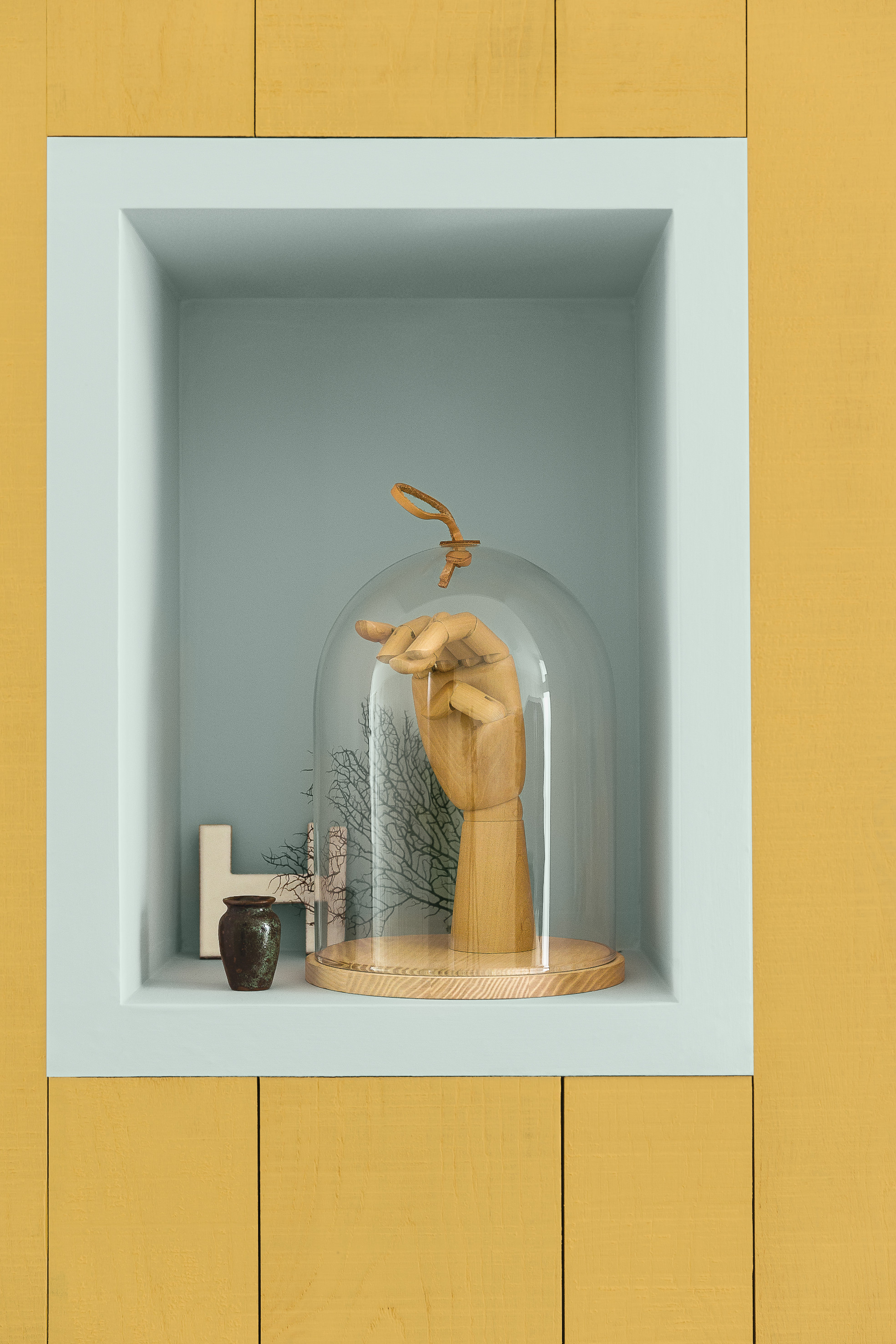 Loppisfunn og småmøbler malt i friske farger gir en personlig twist. Fargen er fra Nordsjø.