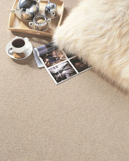 Hvis du søler med kaffe på gulvet, bør det fjernes umiddelbart. 