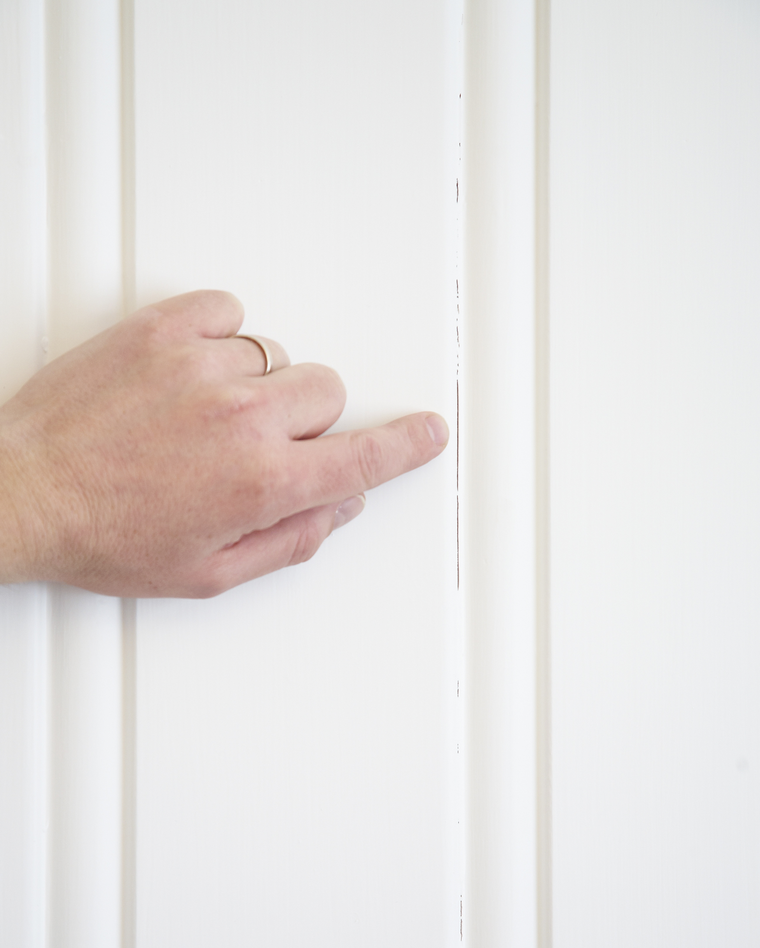 Krympesprekker er skjemmende på en malt vegg.