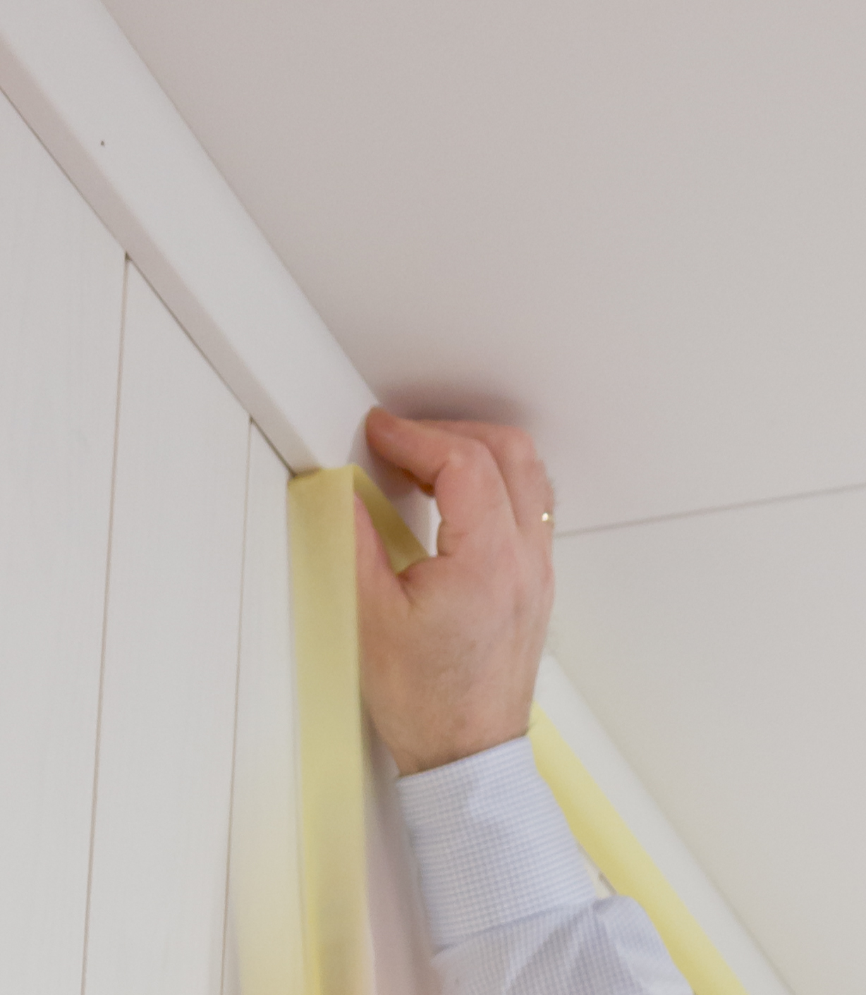  Sett maskeringstape steder du ikke vil ha maling, som på tak- og gulvlister, rundt vinduer og dører. 