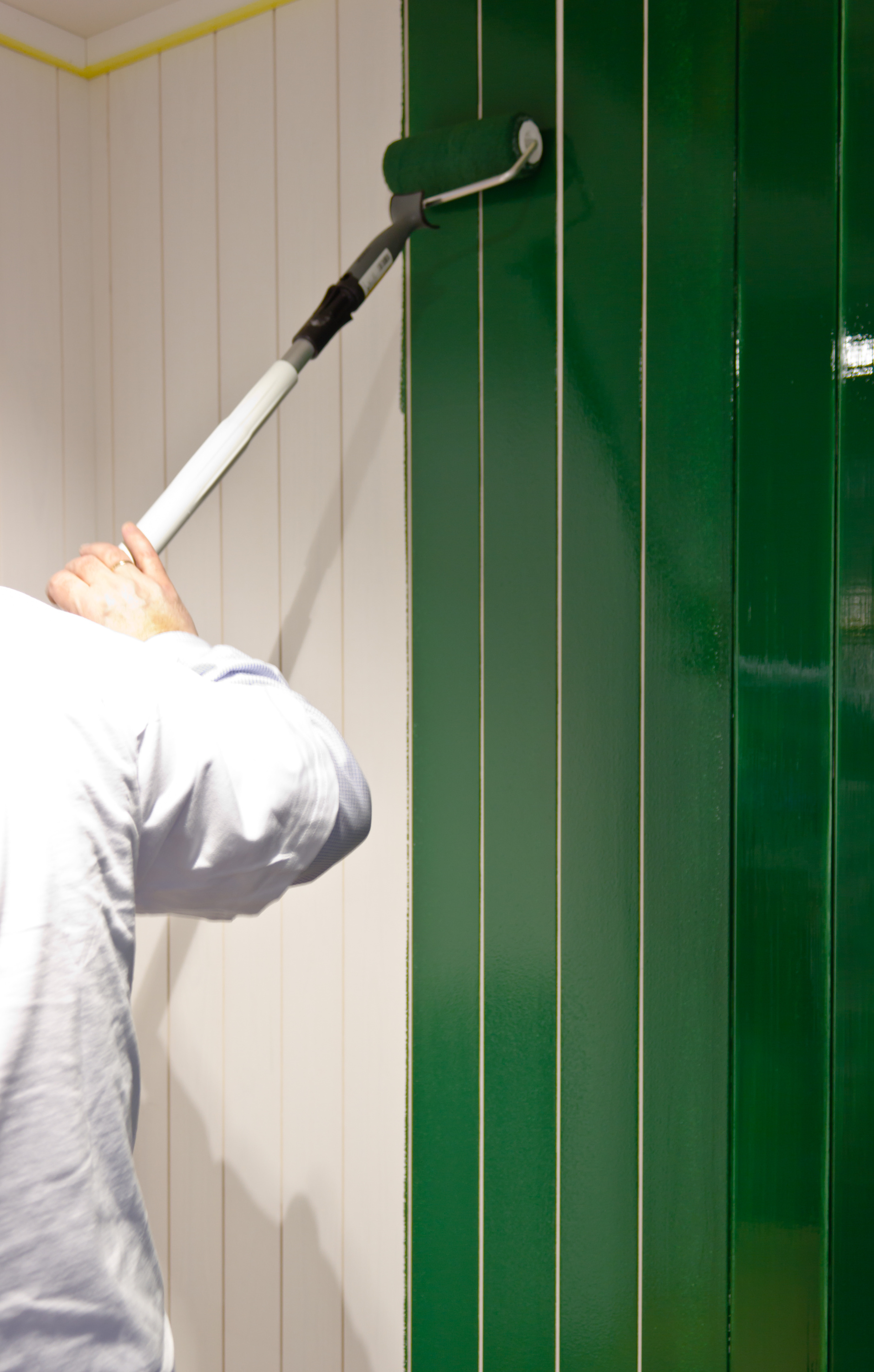 Påfør malingen med en rull montert på forlengerskaft. Da går jobben raskt, og du får på et jevnt og godt sjikt med maling. 