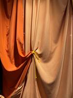 GARDINER: Nye gardiner eller et draperi foran en dør kan gi rommet en ny følelse.