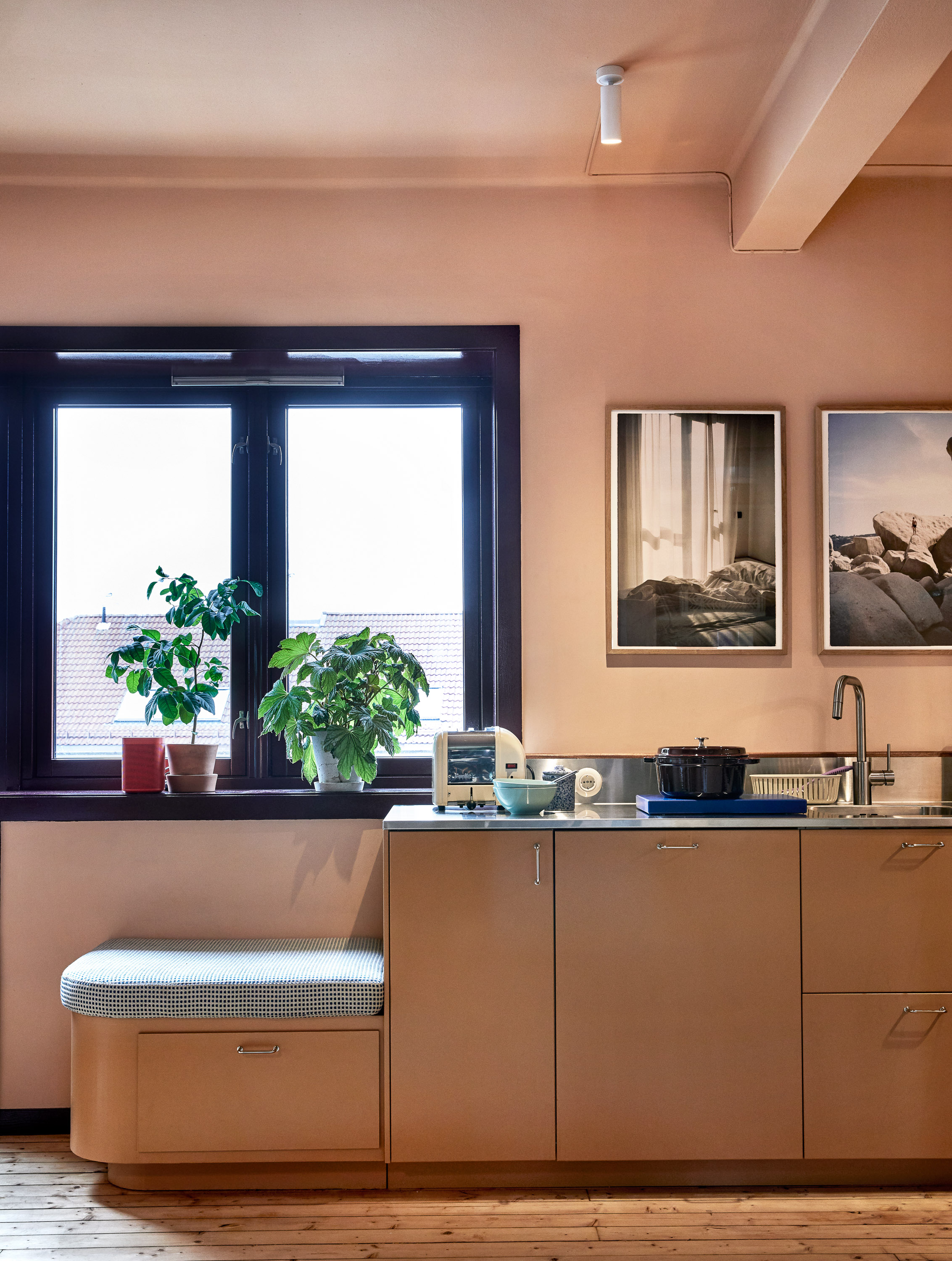 blåmalte vinduskarmer ferskenfargede vegger 