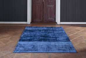 <b>GÅ TRYGT:</b> Den koboltblå fargen tilbyr stabilitet, fasthet og forbindelse, og er samtidig en god fargeklatt i dette teppet fra InHouse.