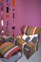 Litt frekkere kombinasjoner i denne stolen - med tilhørende malt vegg.
