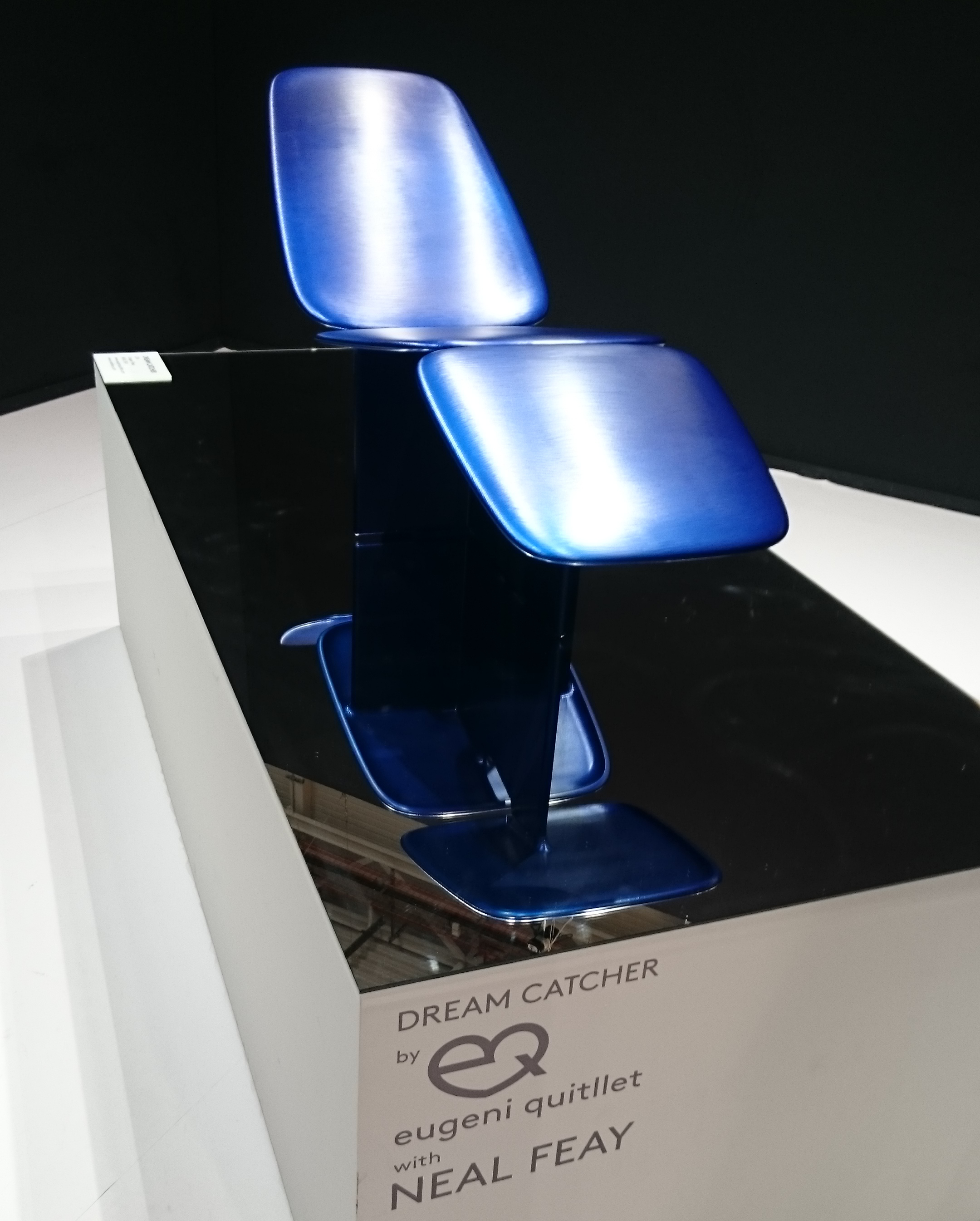 Drømmefanger i blått. Et prisvinnende stoldesign presentert på Maison&Objet.