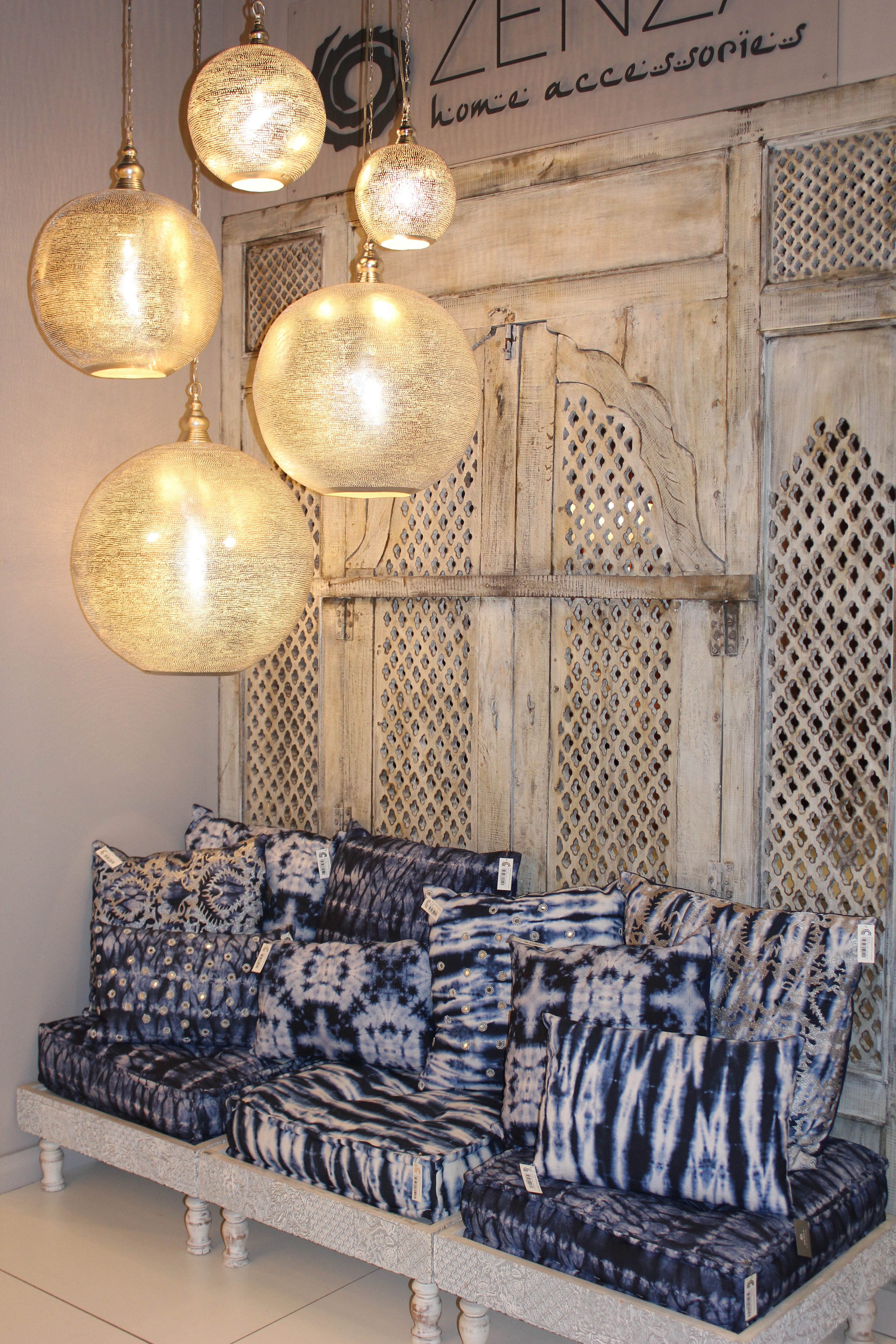 En blå sofa trenger ikke være ensfarget. 