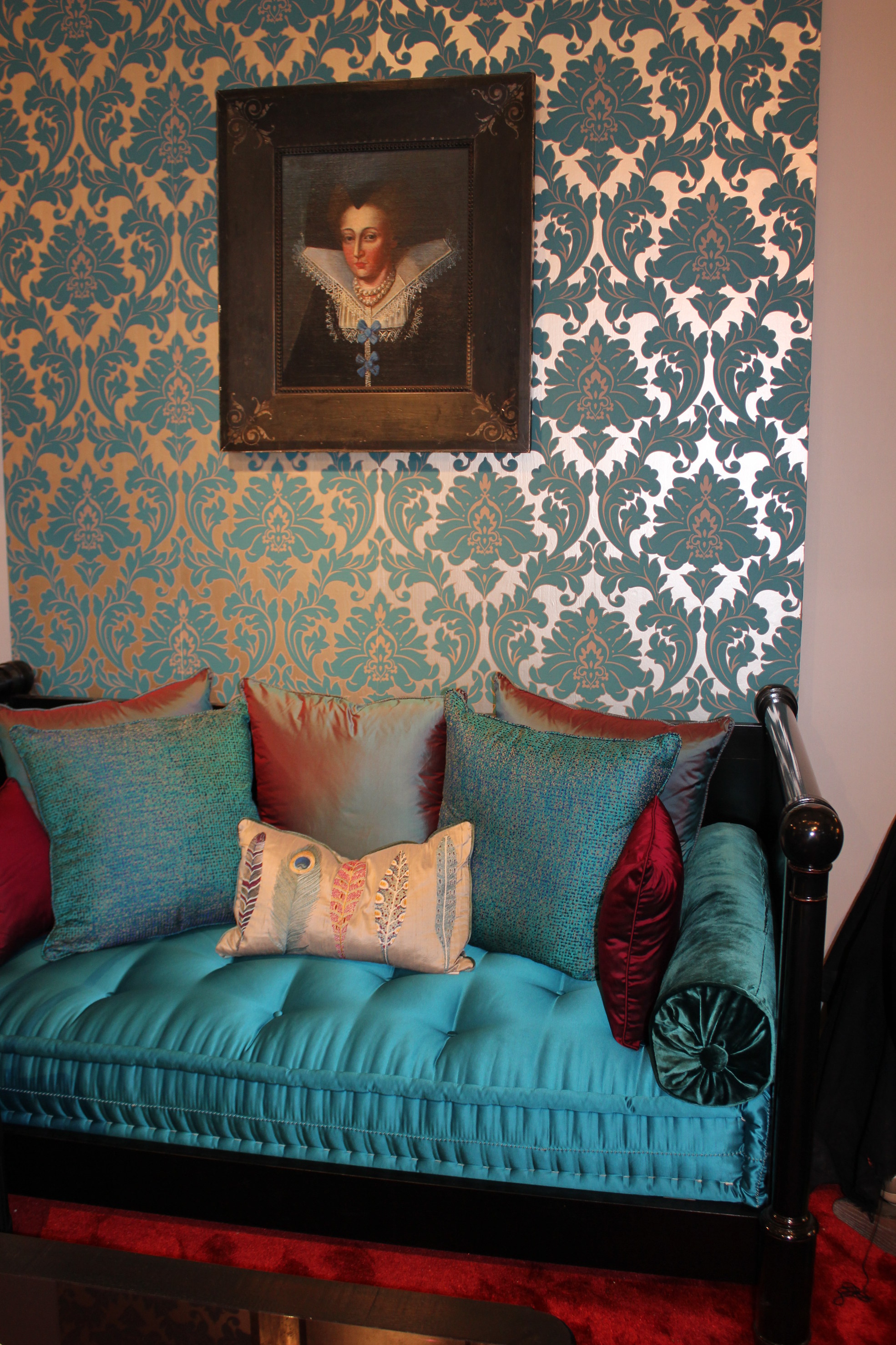 PERSONLIG: Arvemøbler gjelder som aldri før. Selv i et hvitt og moderne miljø, kan det være befriende med en krok som bryter og byr på en pustepause blant røttene våre. Hvis du liker det! (Foto: Bjørg Owren/ifi.no)