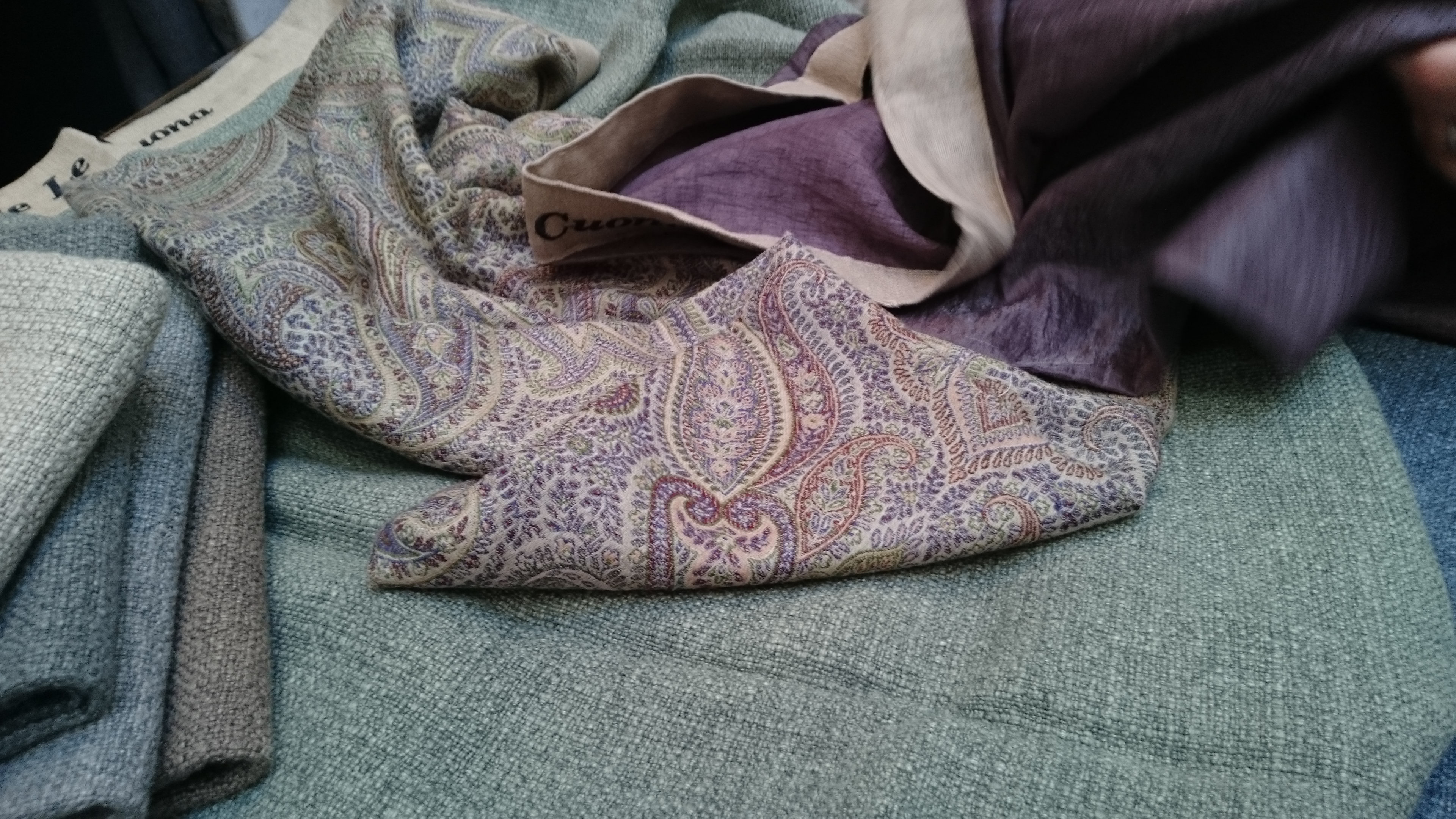 TEKSTILER: Myke tekstiler i svale nyanselike farger luner uten at det blir for ullent og varmt. (Foto: Bjørg Owren/ifi.no)