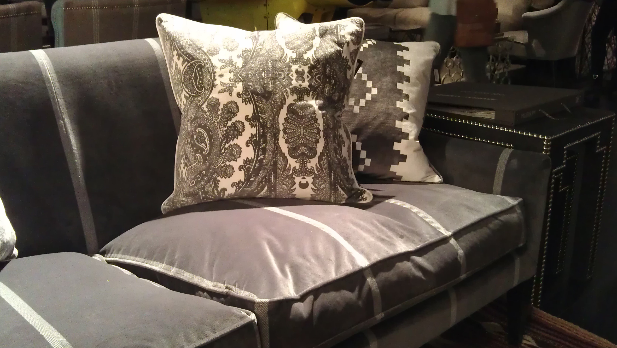 Myke sofaer i grå velur er i tiden. Designer er Andrew Martin.