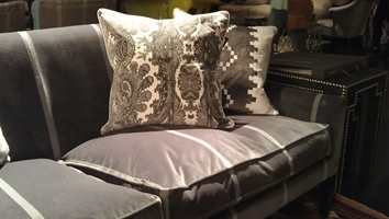 Myke sofaer i grå velur er i tiden. Designer er Andrew Martin.