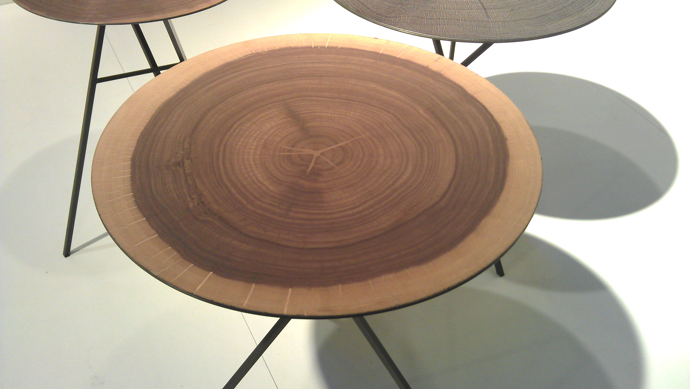 Iterni Edition kobler to trender - metall og tre - i sine småbord.