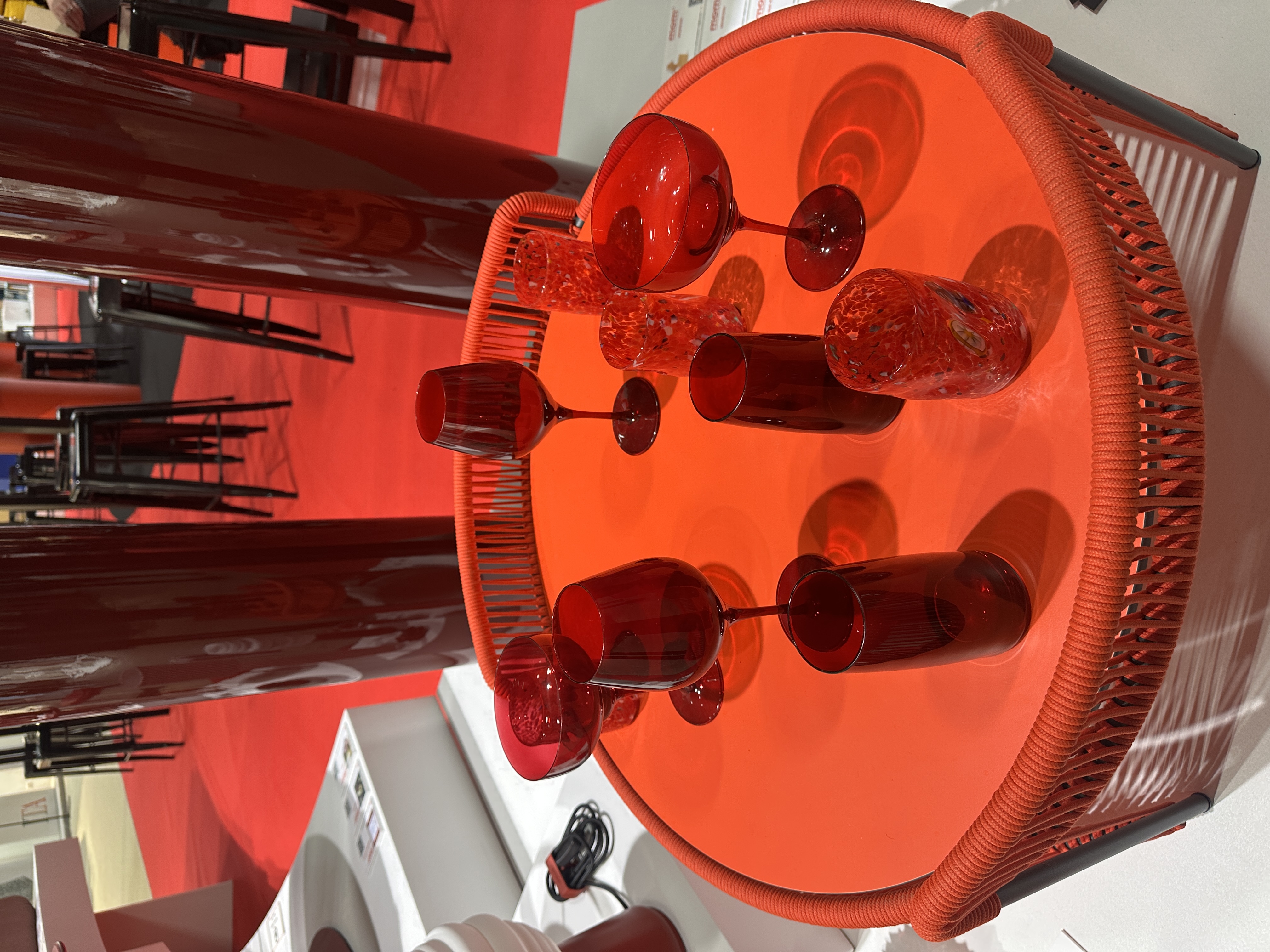 oransje rødt glass bord