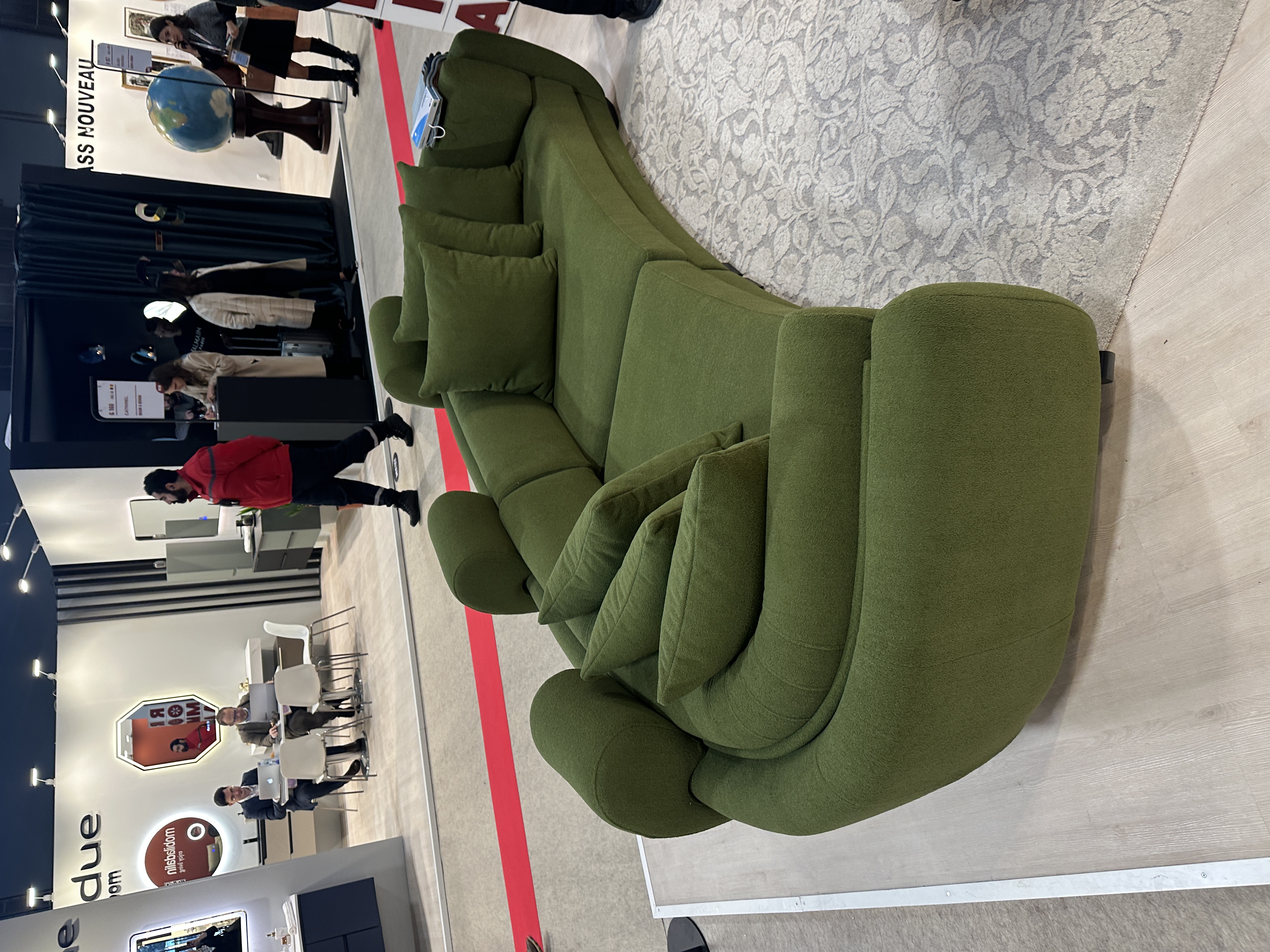 grønn buet sofa interiør