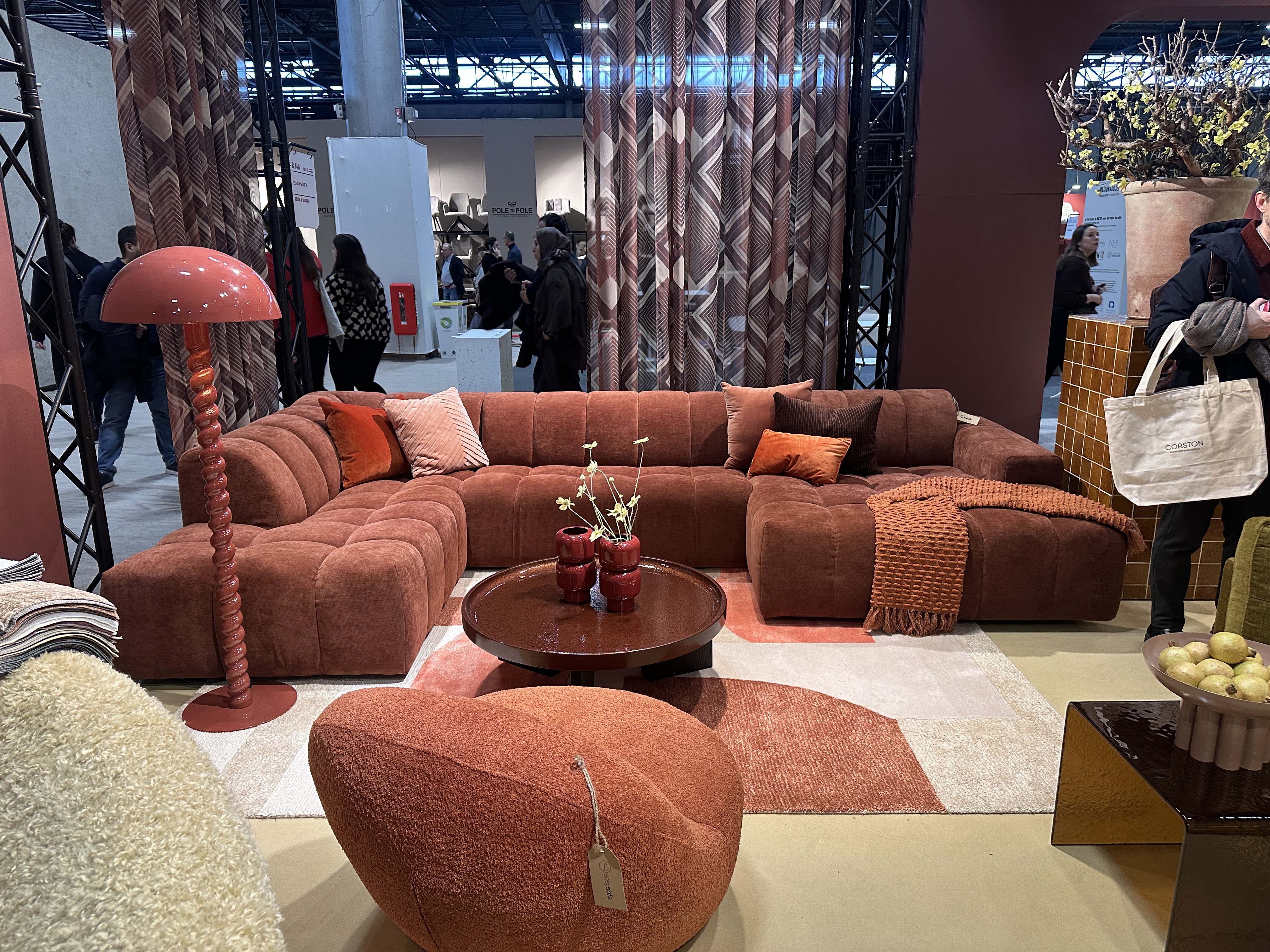 Varme farger og myke former: Trendene fra Paris 2026