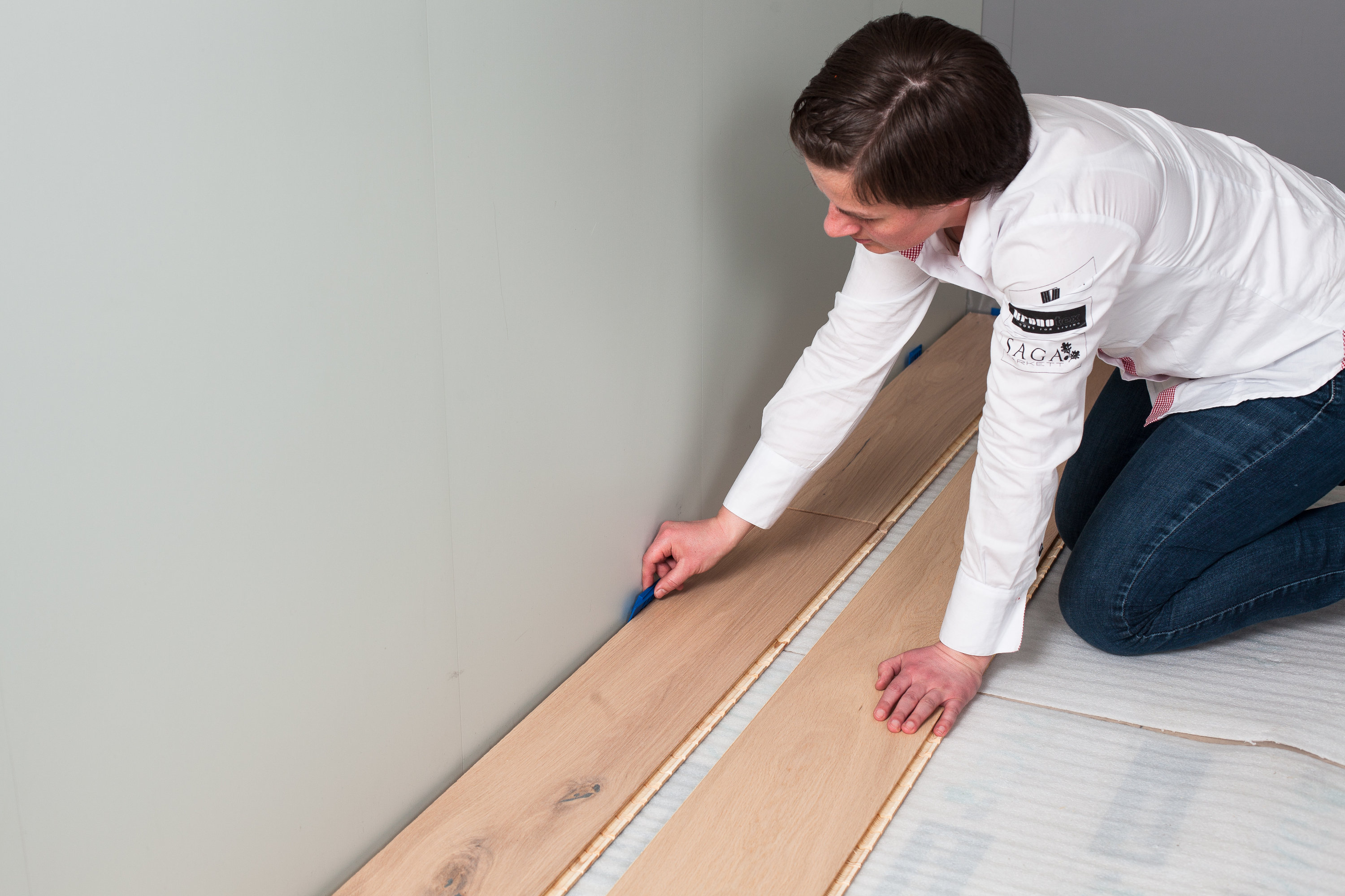 gulvbord med kiler mot vegg 