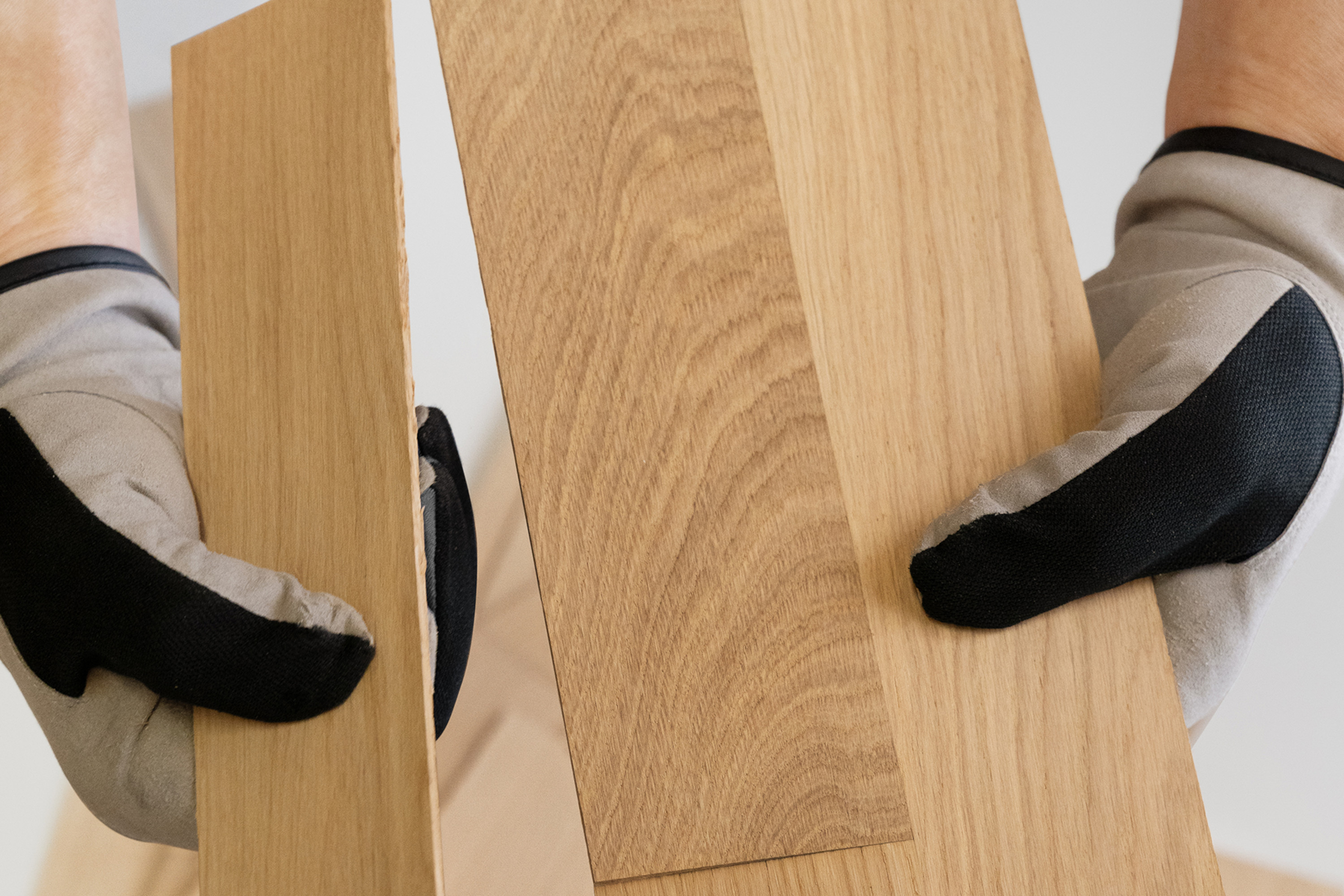 hender holder i parkettdeler