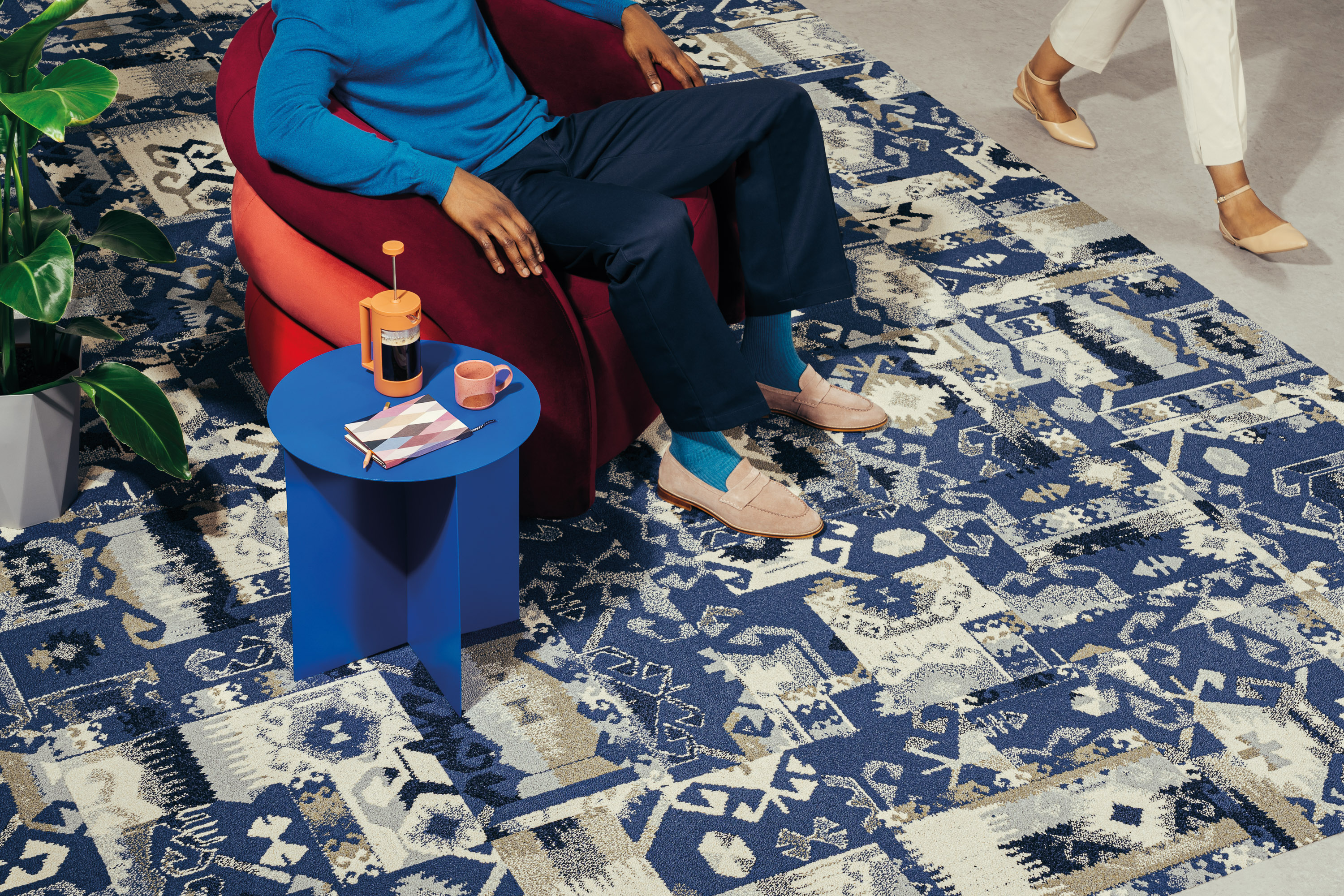 blått teppe i retromønster