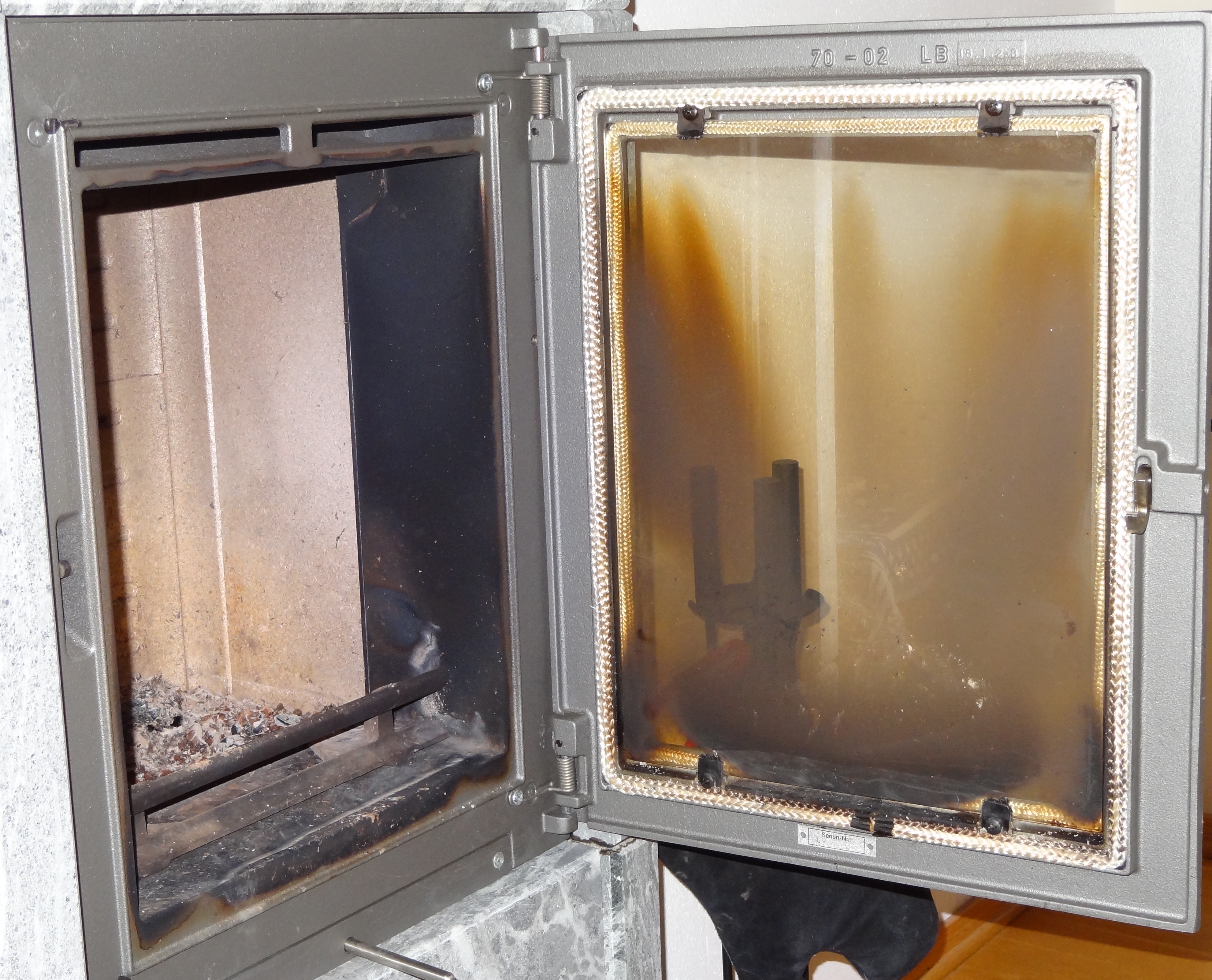 Du skal ikke fyre lenge før glasset i døren dekkes av sot.