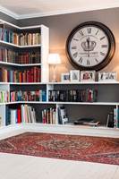 Hylleryggene fikk samme farge som veggene, og danner med den både helhet i rommet og en fin bakgrunn for bøkene.