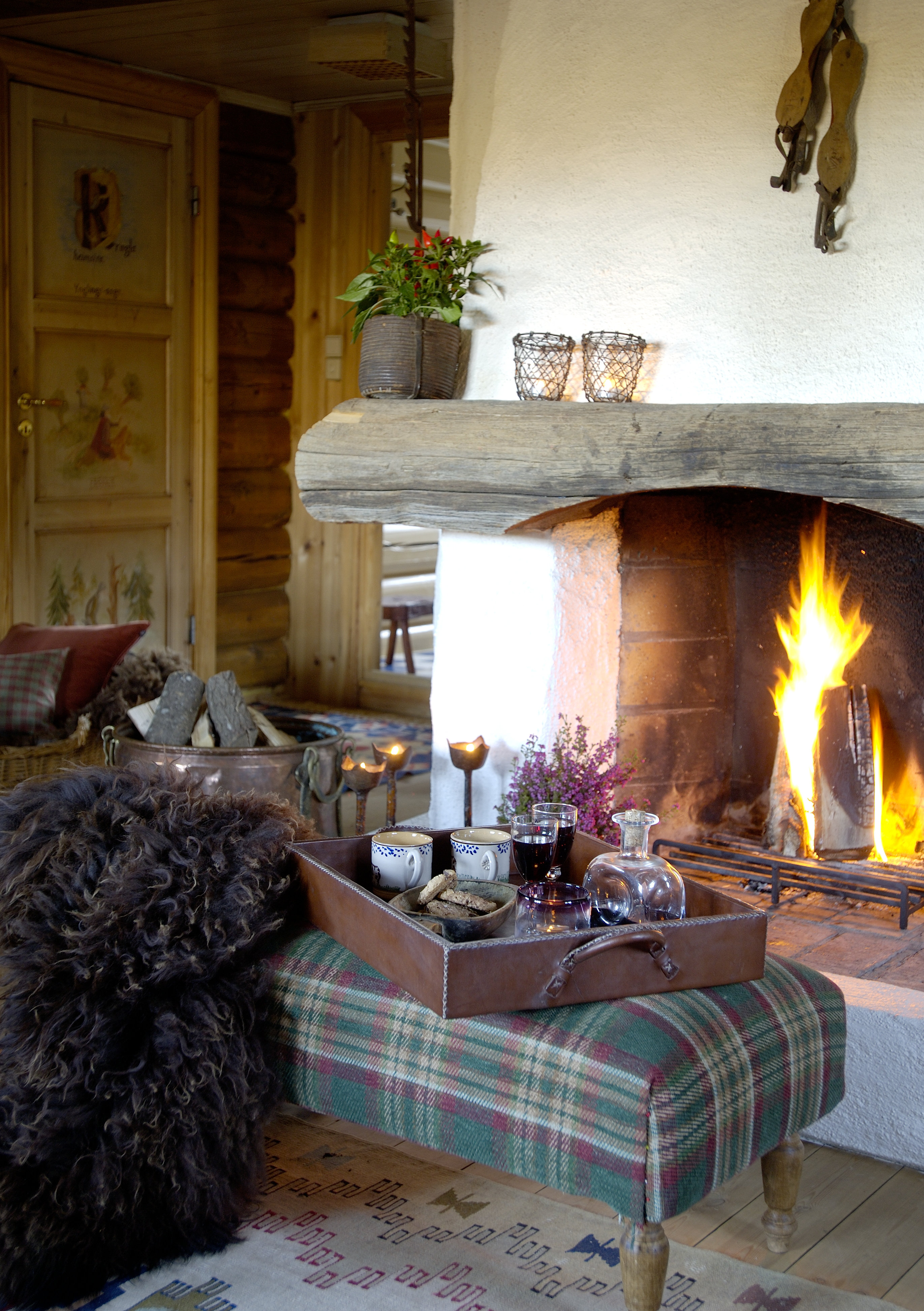 PEISKOS: Hygge er å tulle seg inn i et pledd og sitte foran peisen. (Foto: Anne Manglerud/Green Apple)