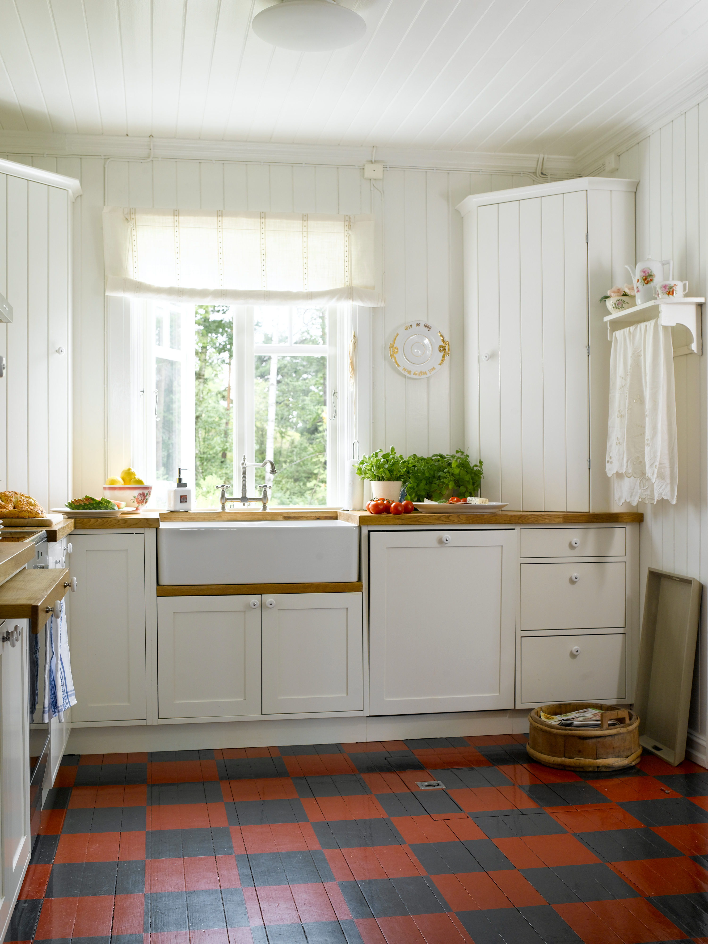 Her har Ellen gitt særpreg til et hyttekjøkken ved å male gulvet. Fargene er hentet fra paletten i tilstøtende rom.