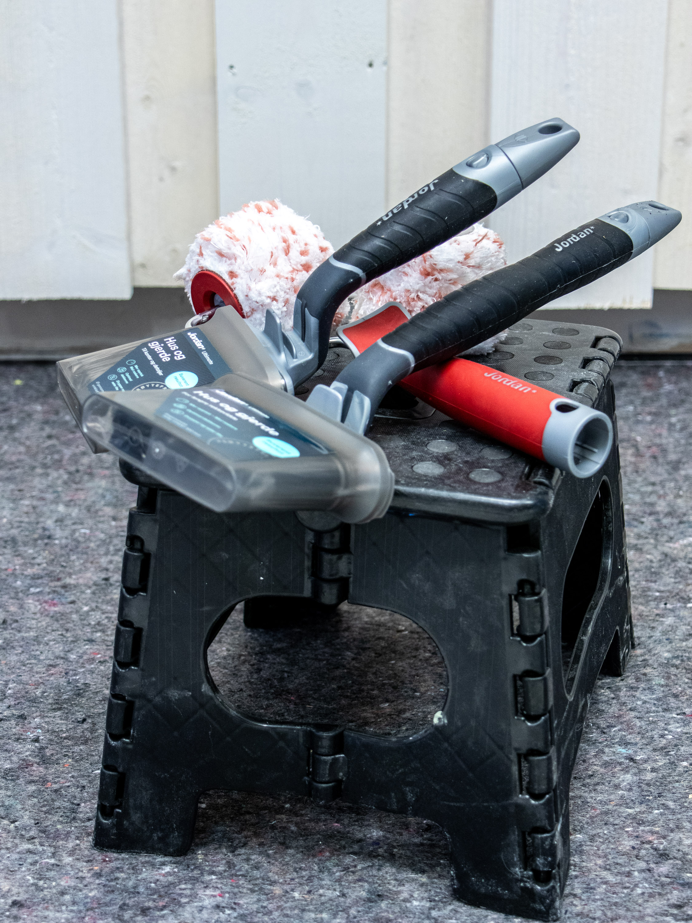 krakk med to pensler og en malerull