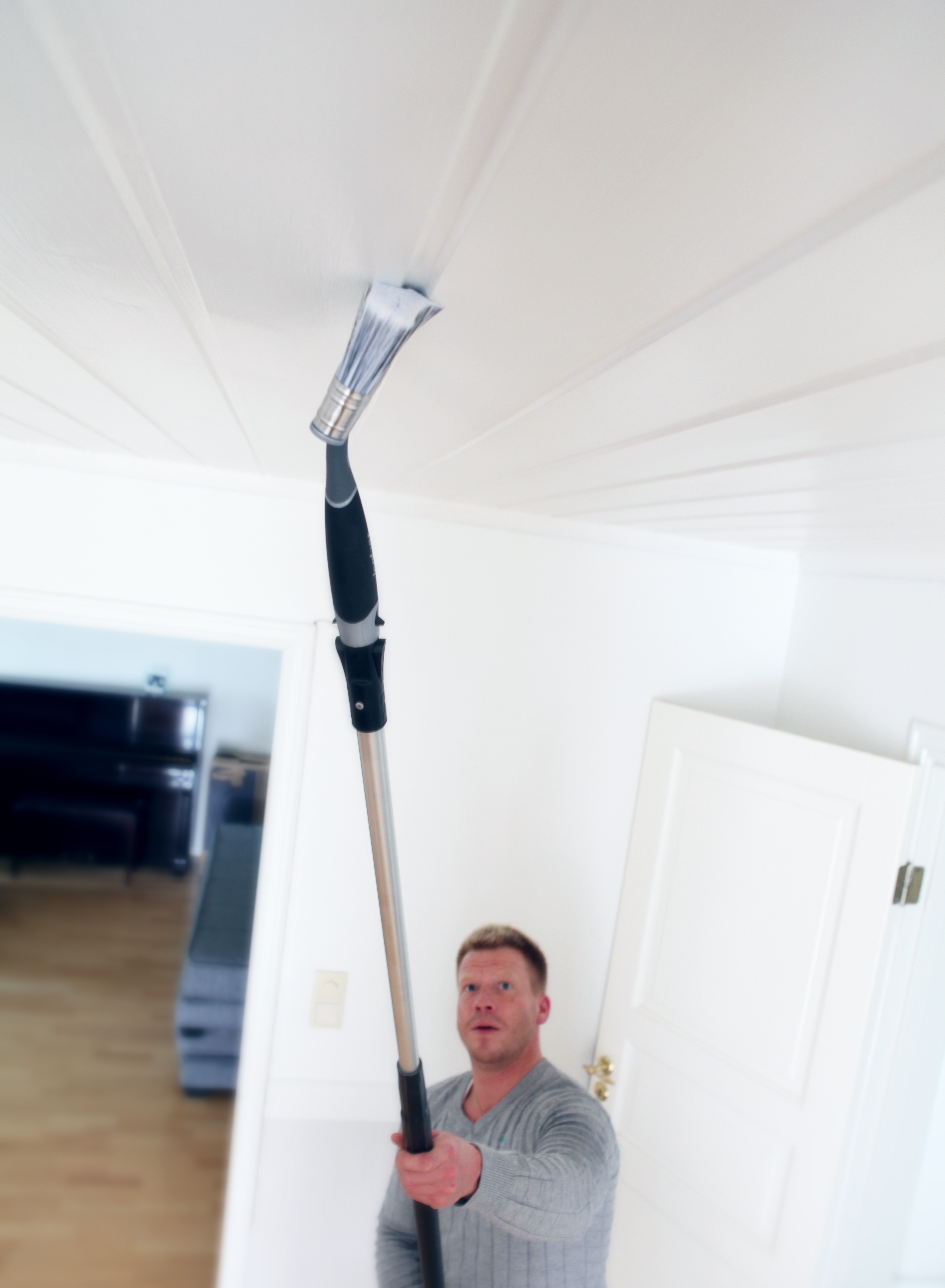 TAKMALING: Til maling av tak passer det med en pensel som tar opp mye maling, ikke drypper, fordeler malingen fint og kan monteres på langt skaft.