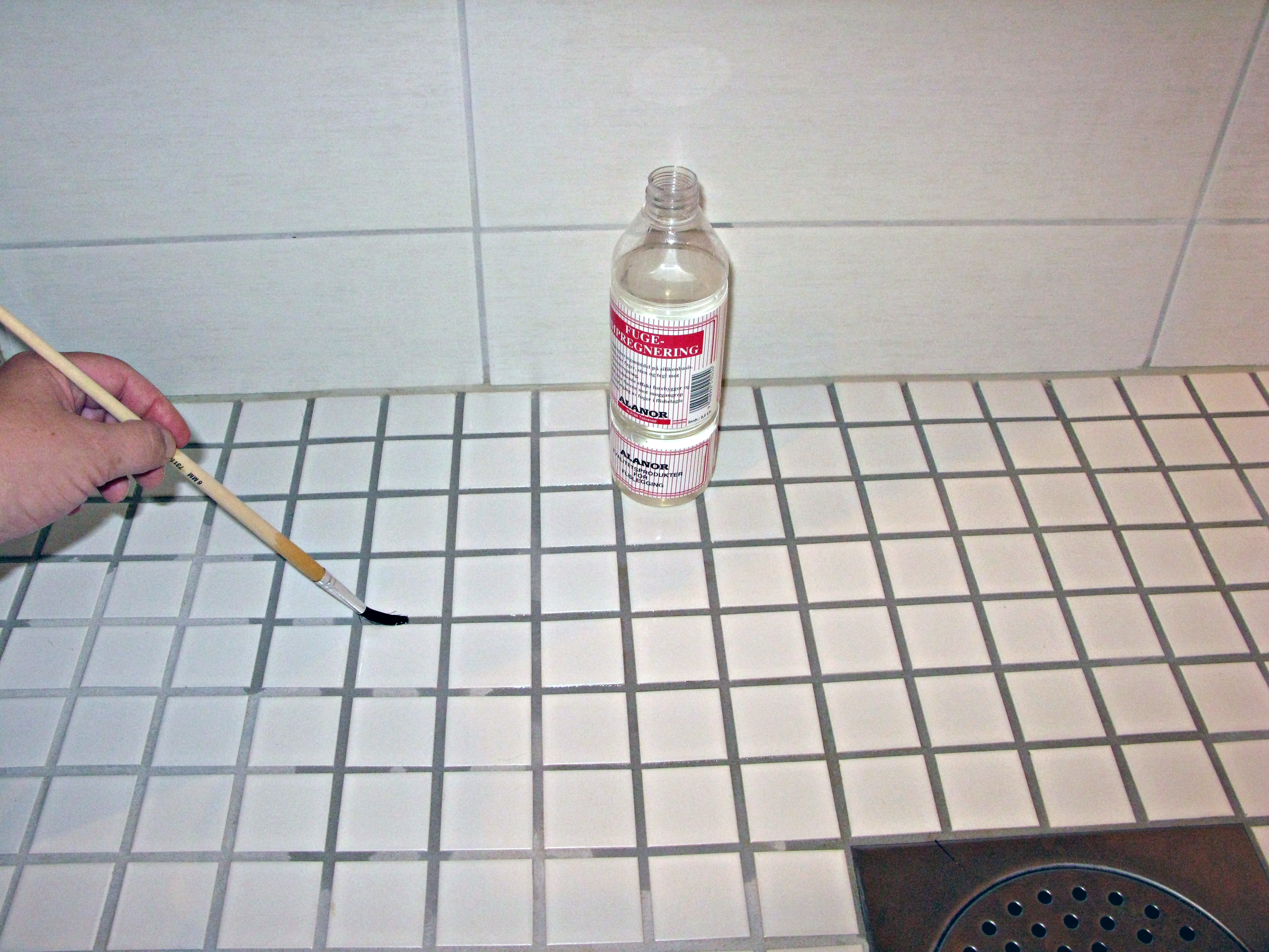 Alanor Fugeimpregnering fungerer forebyggende mot sopp- og muggangrep, i tillegg til kalkutslag.