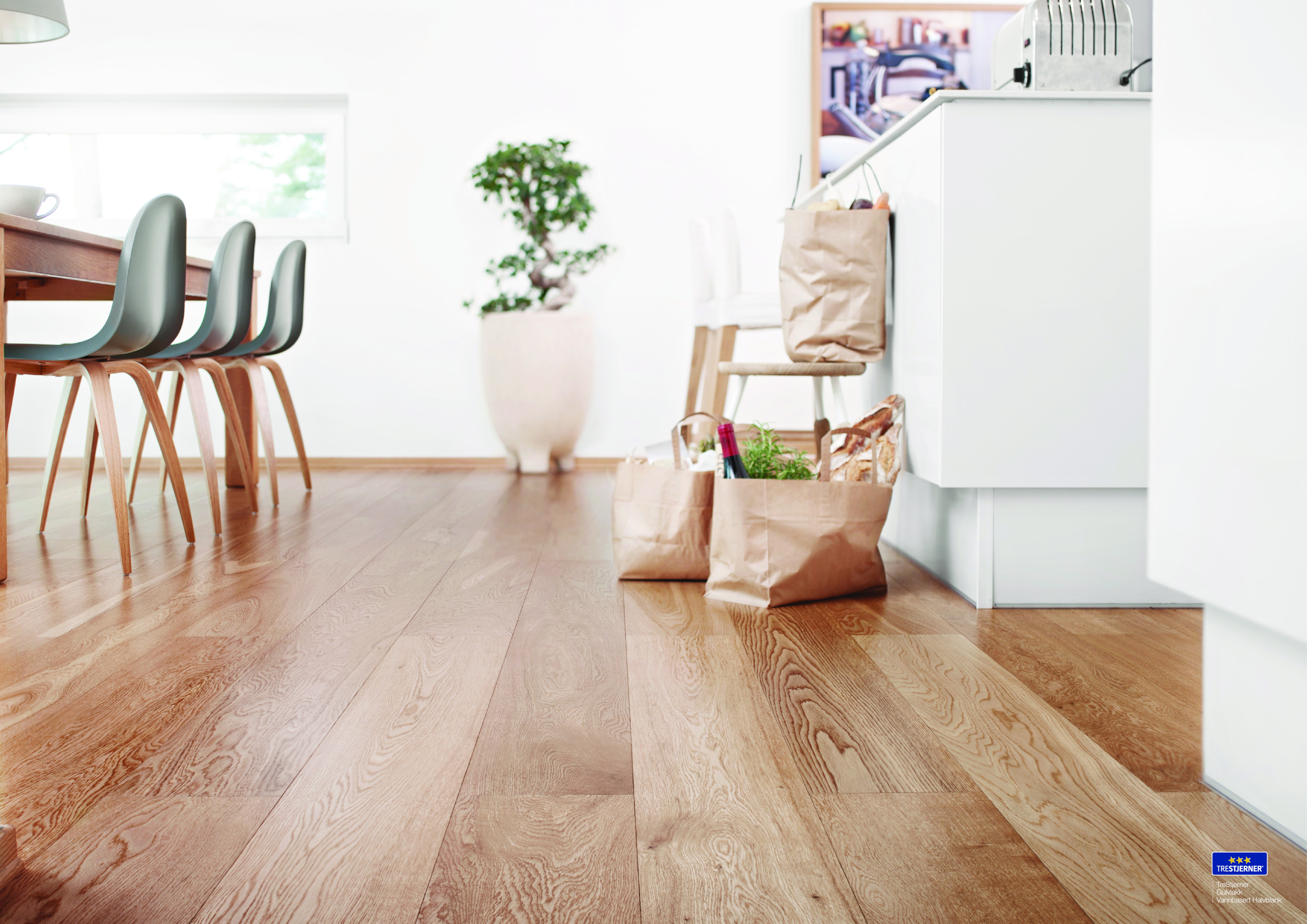 vannbasert gulvlakk i halvblank fra TreStjerner.