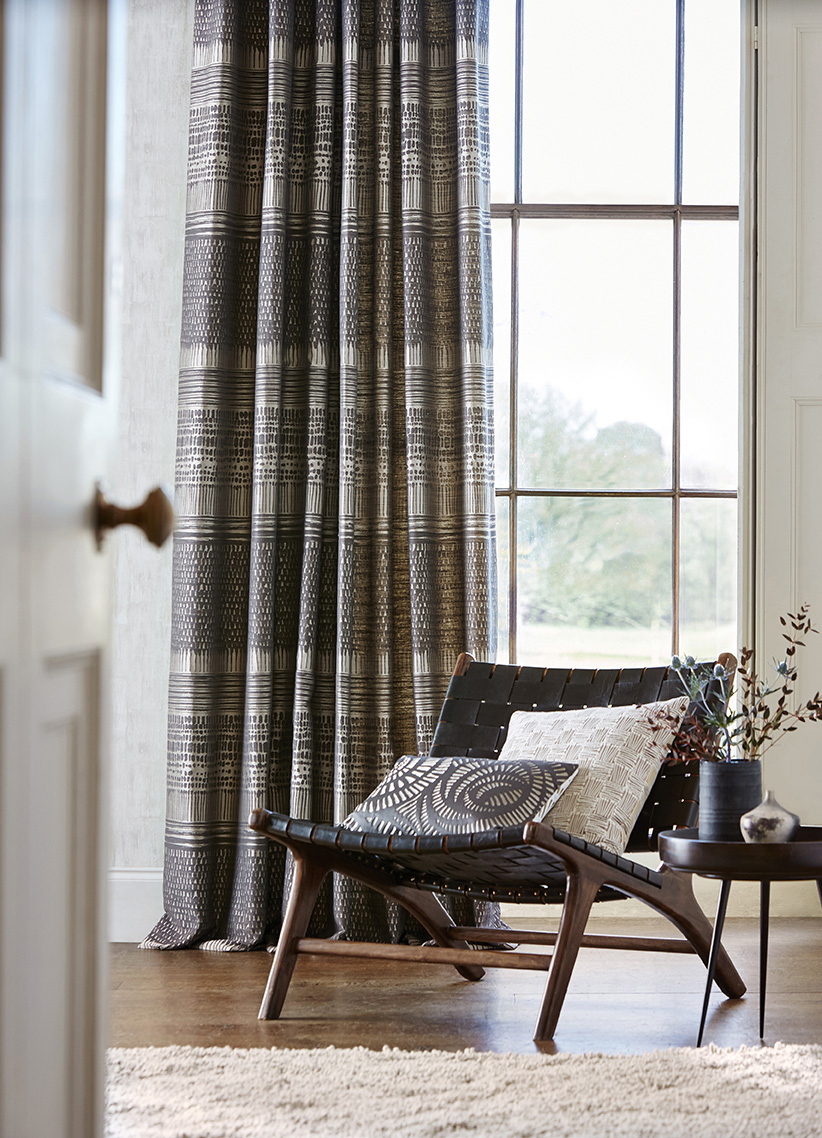 PENT OG LYDDEMPENDE: Kraftige gardiner med god lengde og mye volum demper mest. (Foto: Tapethuset)