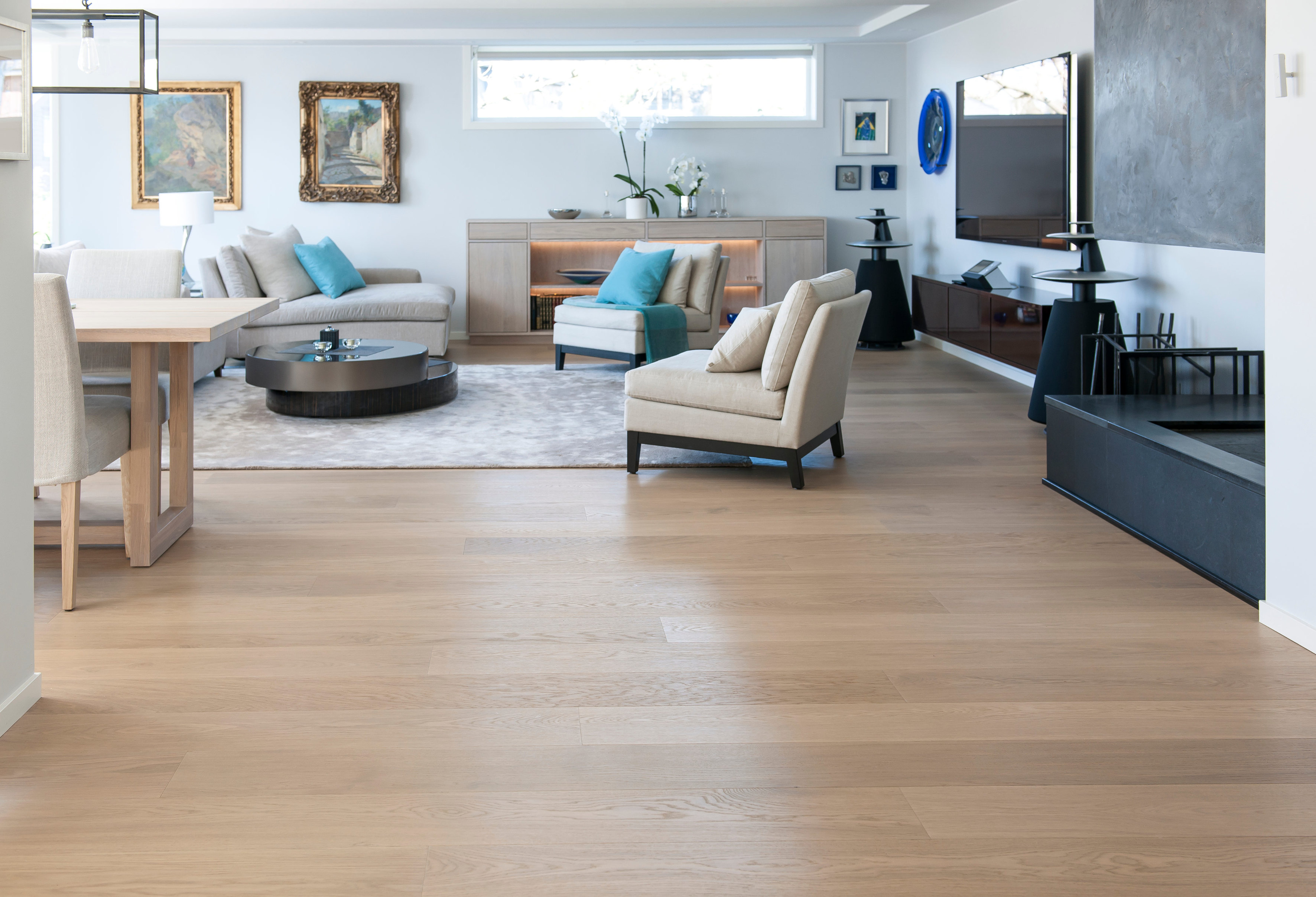 Hjemme vil vi ha pene gulv, helst bred og lang plank. Dette er fra Skattekammeret og har vokset overflate.