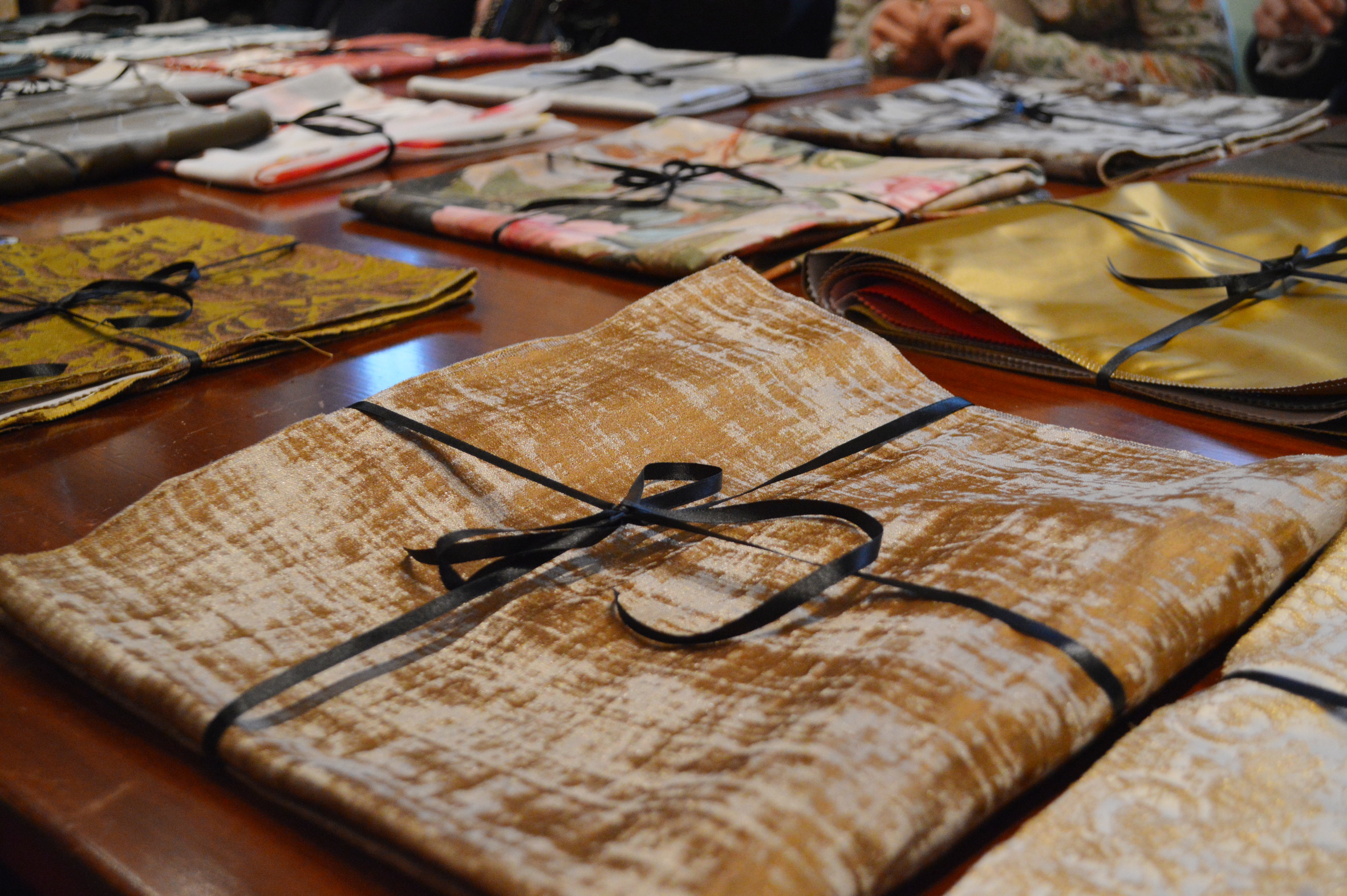 Rubelli tekstiler pent pakket for visning.