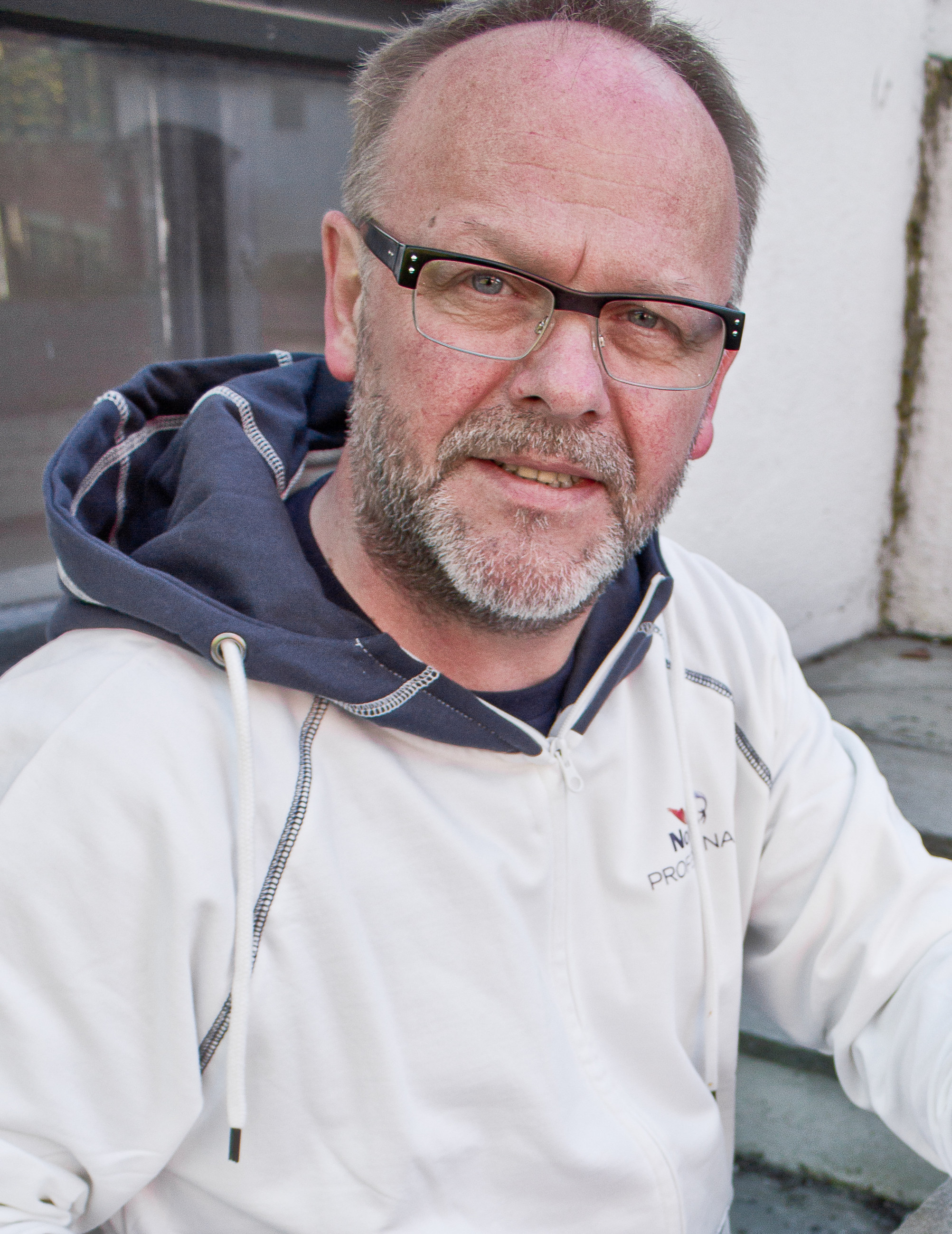 Per Myhre malte en brun d&oslash;r gul p&aring; noen timer.