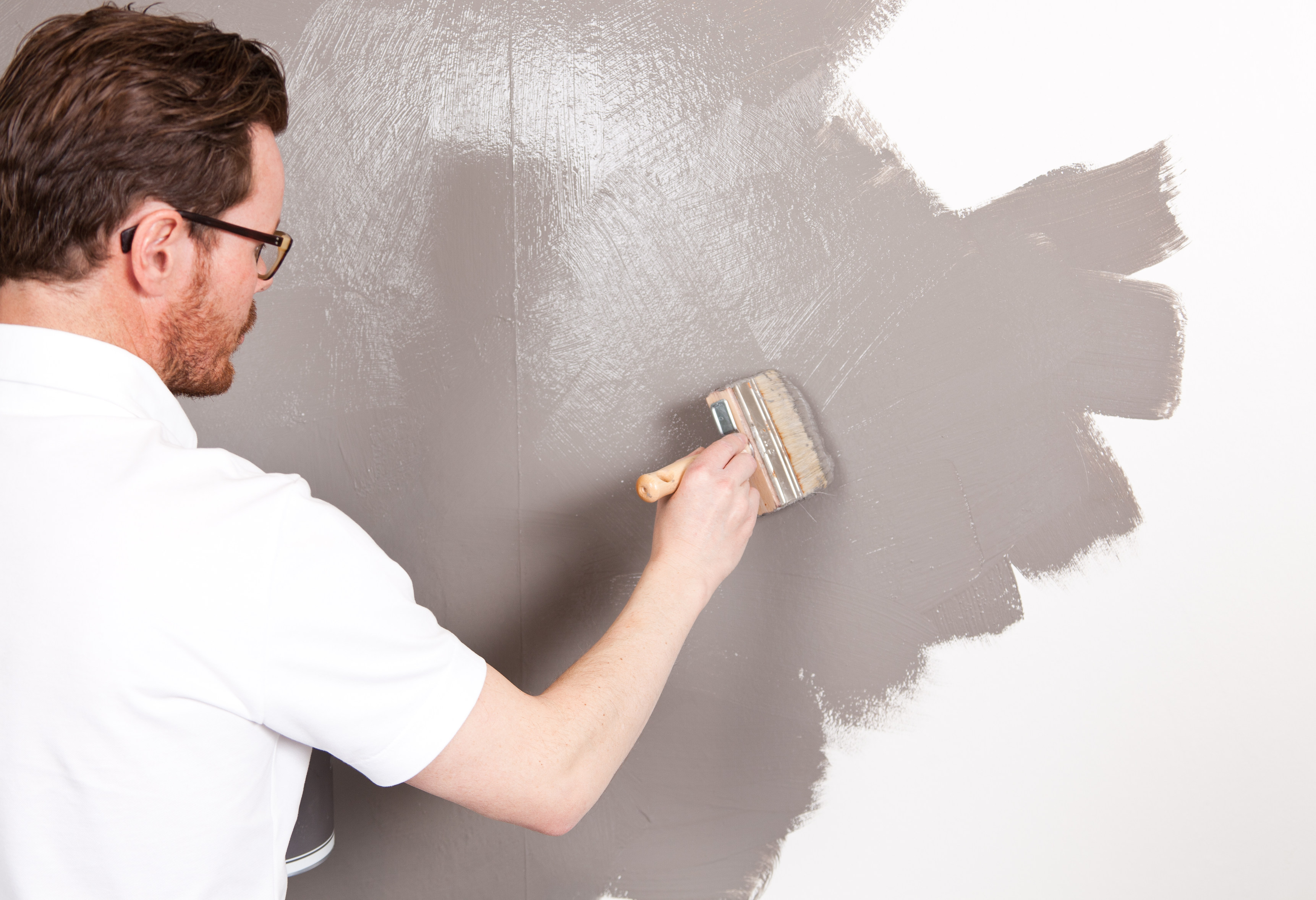 Sommeren er ikke bare tid for utendørs maling. – Det er perfekt å male inne, sier Idar Stensvold hos Pure & Original.