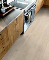 <b>ROBUST:</b> Oljesprut, vannsøl og tallerkener som går i gulvet – kjøkkengulvet må tåle det meste. Da er vinyl et godt alternativ.
