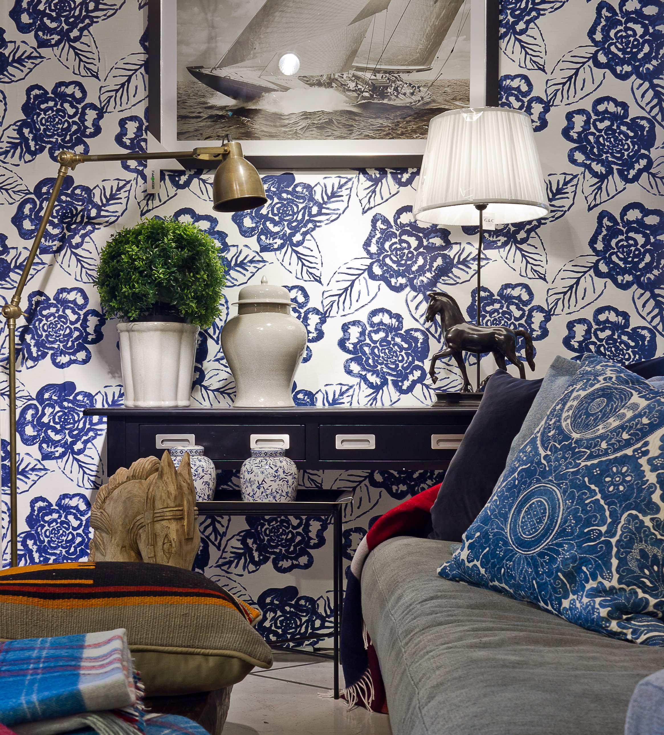 Blå blomster på tapetet