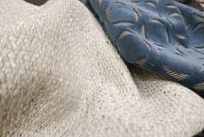 <b>TEKSTUR:</b> Myke tekstiler gir liv og lunhet til interiøret selv i svale fargenyanser. Disse er fra INTAG.