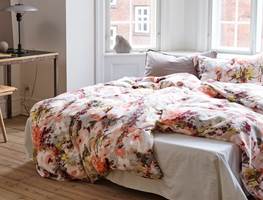 <b>SOVEROM:</b> Har du malt soverommet i grårosa eller grått vil det nye sengesettet Fillipa fra Høie gjøre susen som en skikkelig blomsterseng.