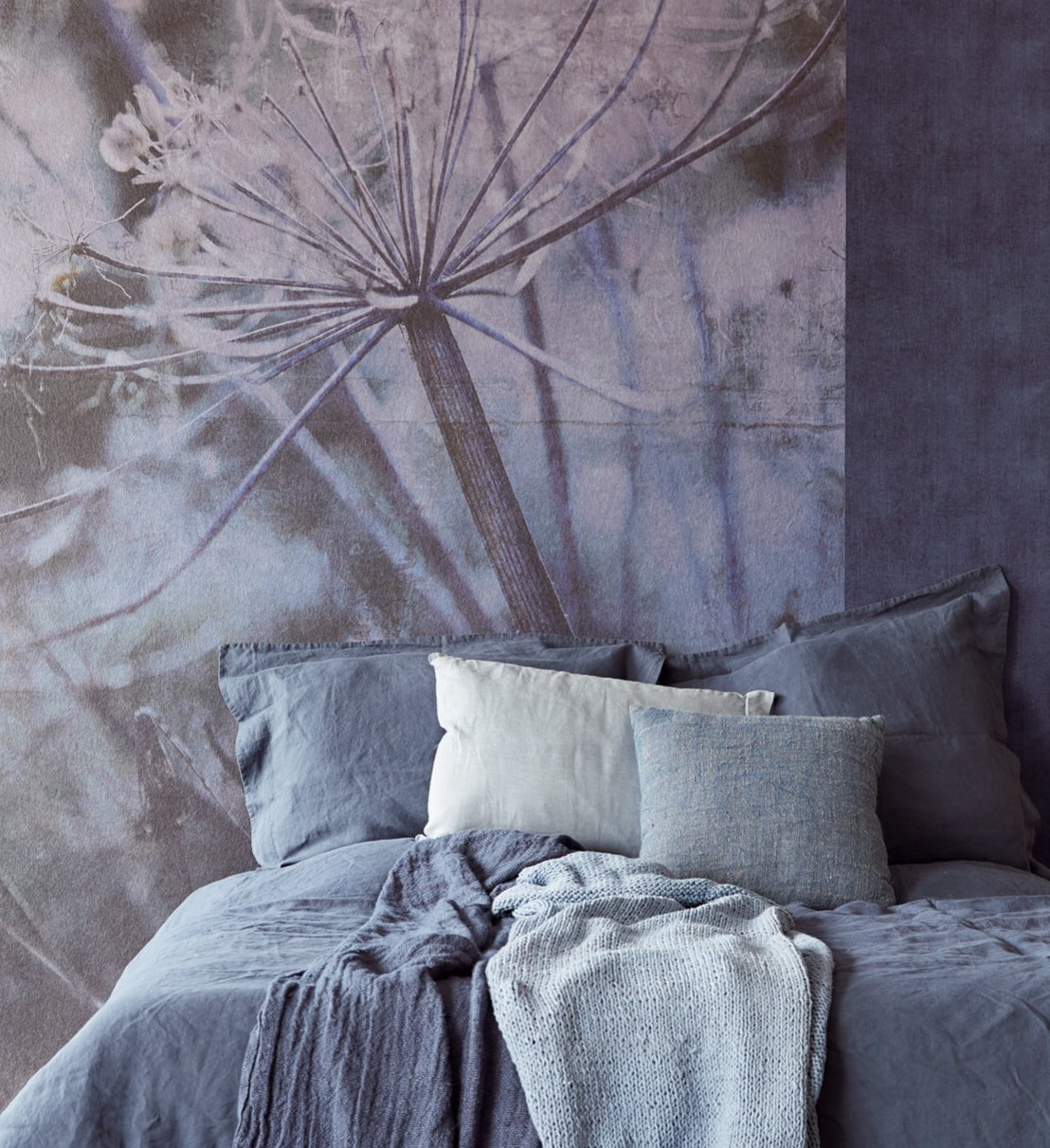 Tørre blomster på tapetet