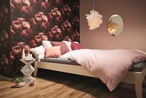VALG: På et soverom passer det fint med store  mønster. Her er det bare å kjøre på å la din personlige smak få fritt  spillerom. Tapetet her er NewWalls-Romantic fra Storeys.
