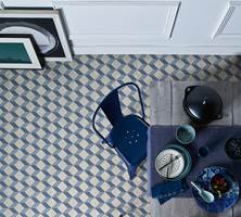 <b>GULV:</b> Mønstret vinylgulv i blått og hvitt på kjøkkenet gir en svalende atmosfære. Vinylgulvet er fra Tarkett.